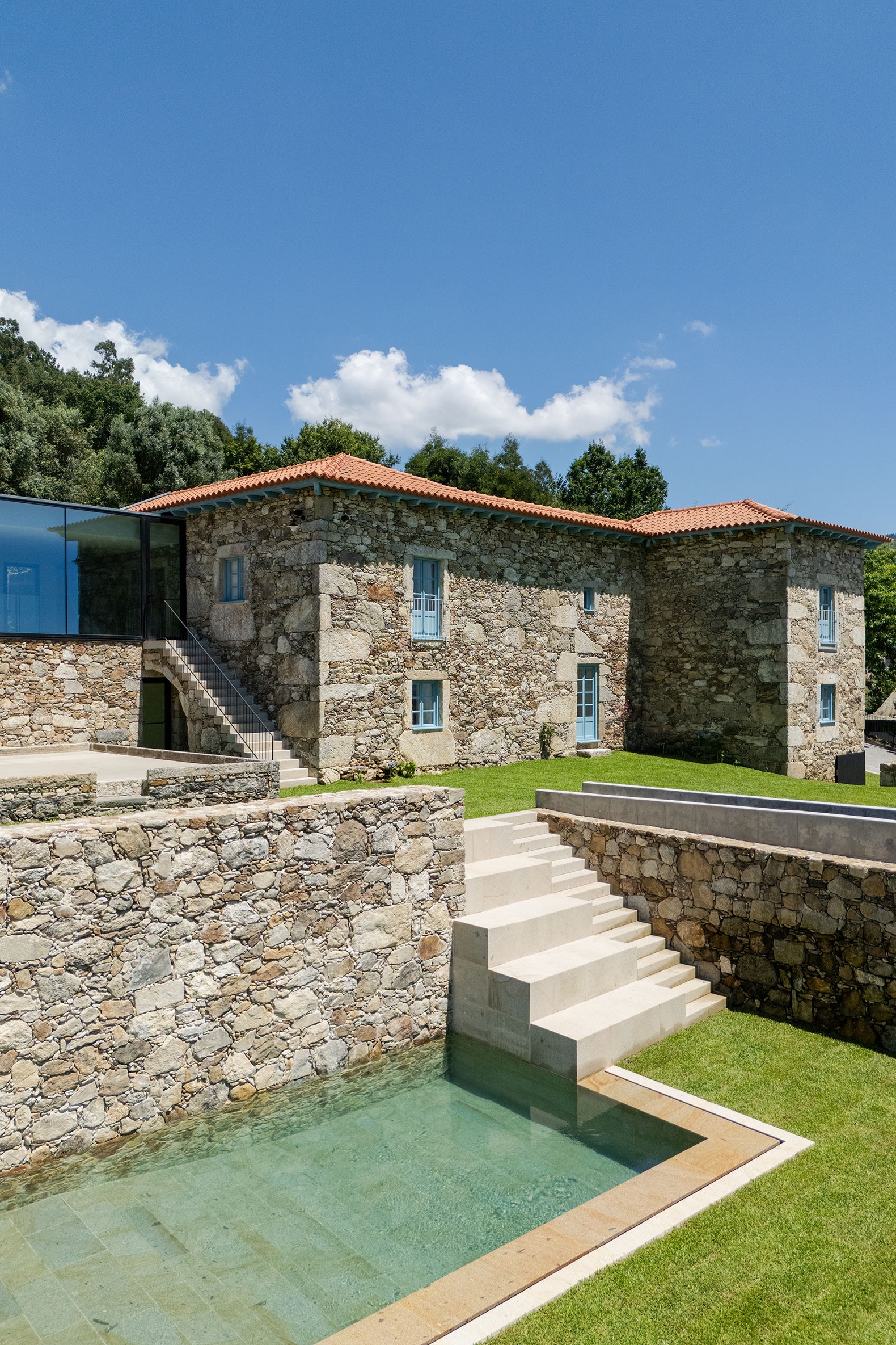Hotel de la casa de los cerezos por Tiago do Vale Arquitectos. Fotografía por João Morgado.