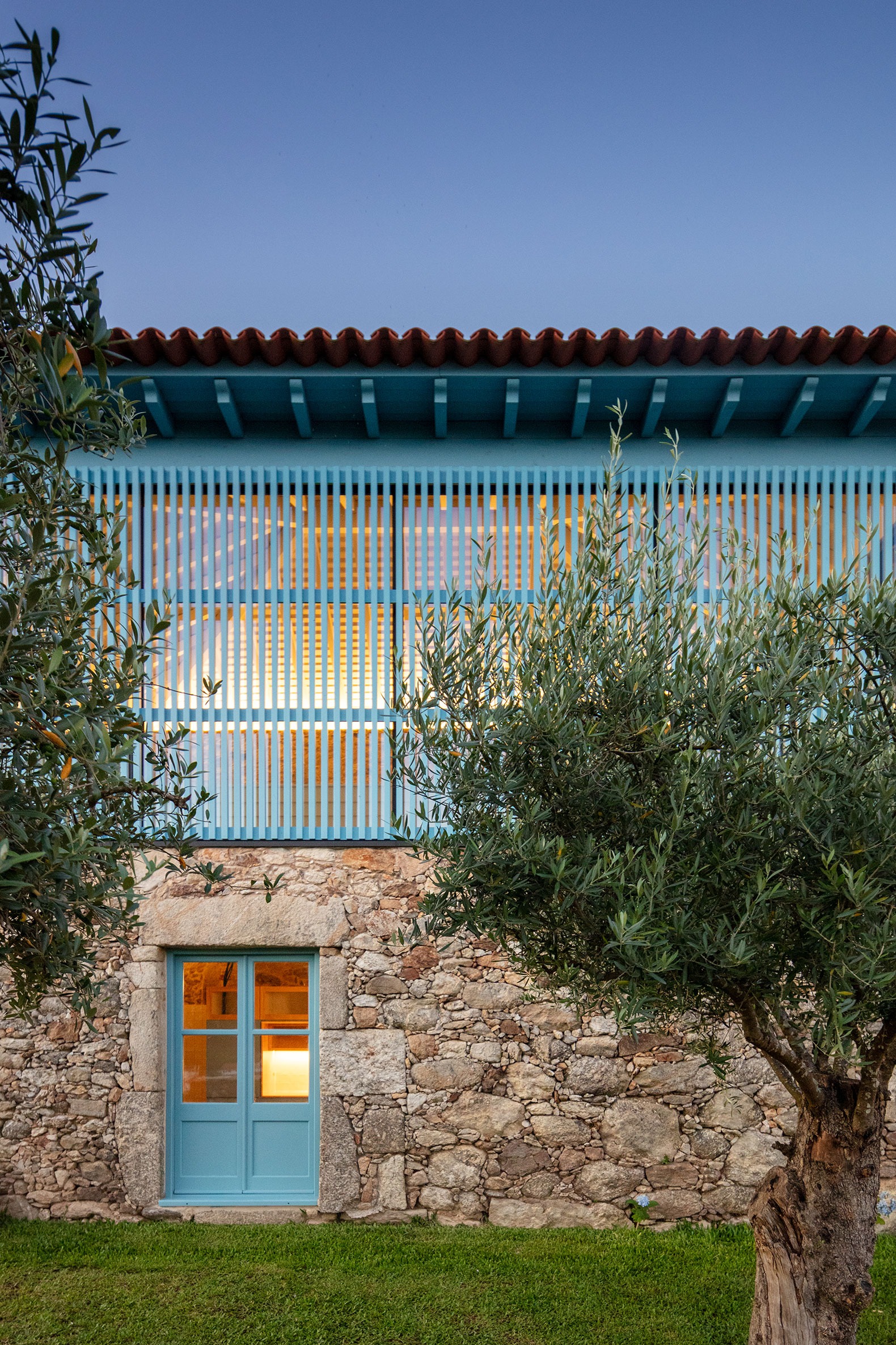 Hotel de la casa de los cerezos por Tiago do Vale Arquitectos. Fotografía por João Morgado.