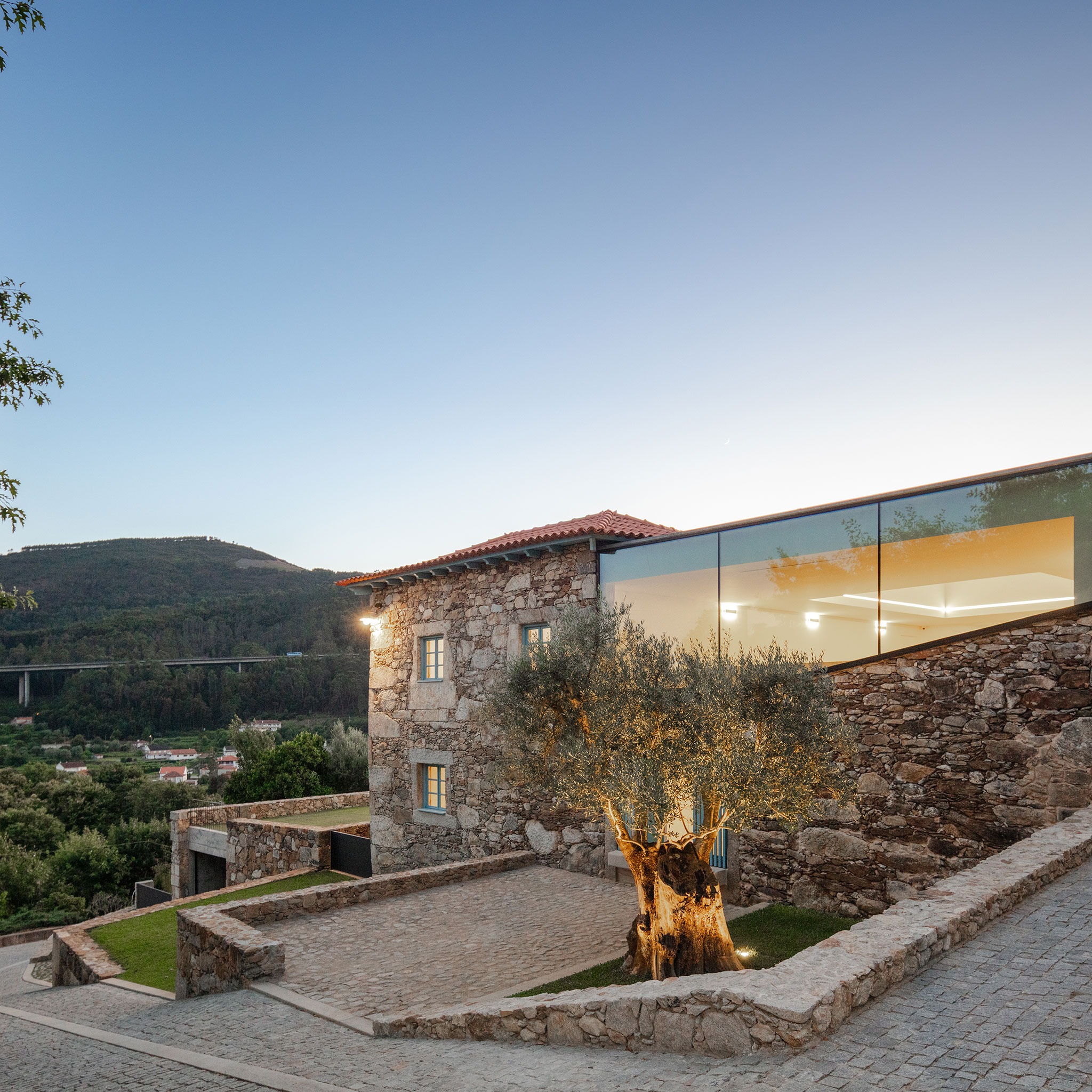 Hotel de la casa de los cerezos por Tiago do Vale Arquitectos. Fotografía por João Morgado.