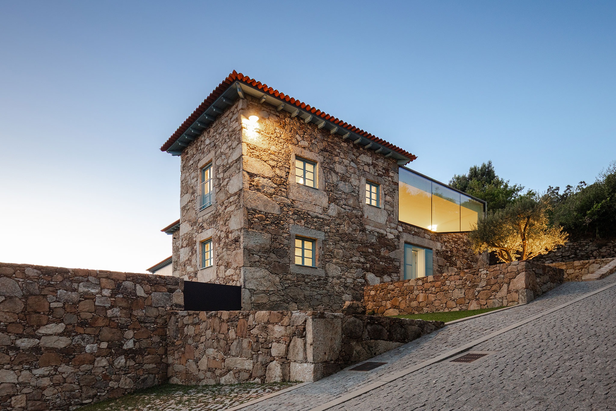 Hotel de la casa de los cerezos por Tiago do Vale Arquitectos. Fotografía por João Morgado.