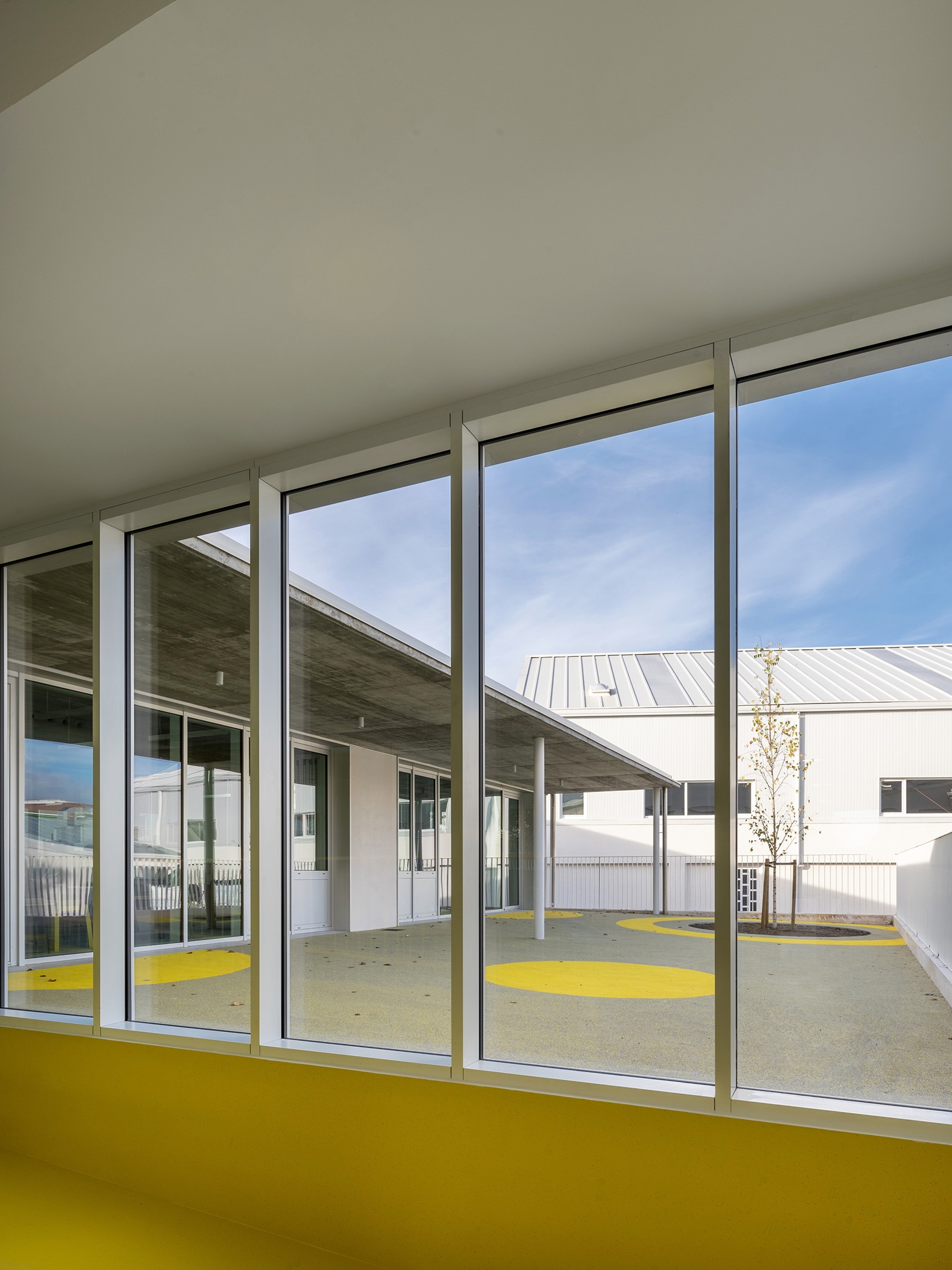 Escuela infantil CPI As Mirandas por 16uno arquitectos. Fotografía por Héctor Santos-Díez.
