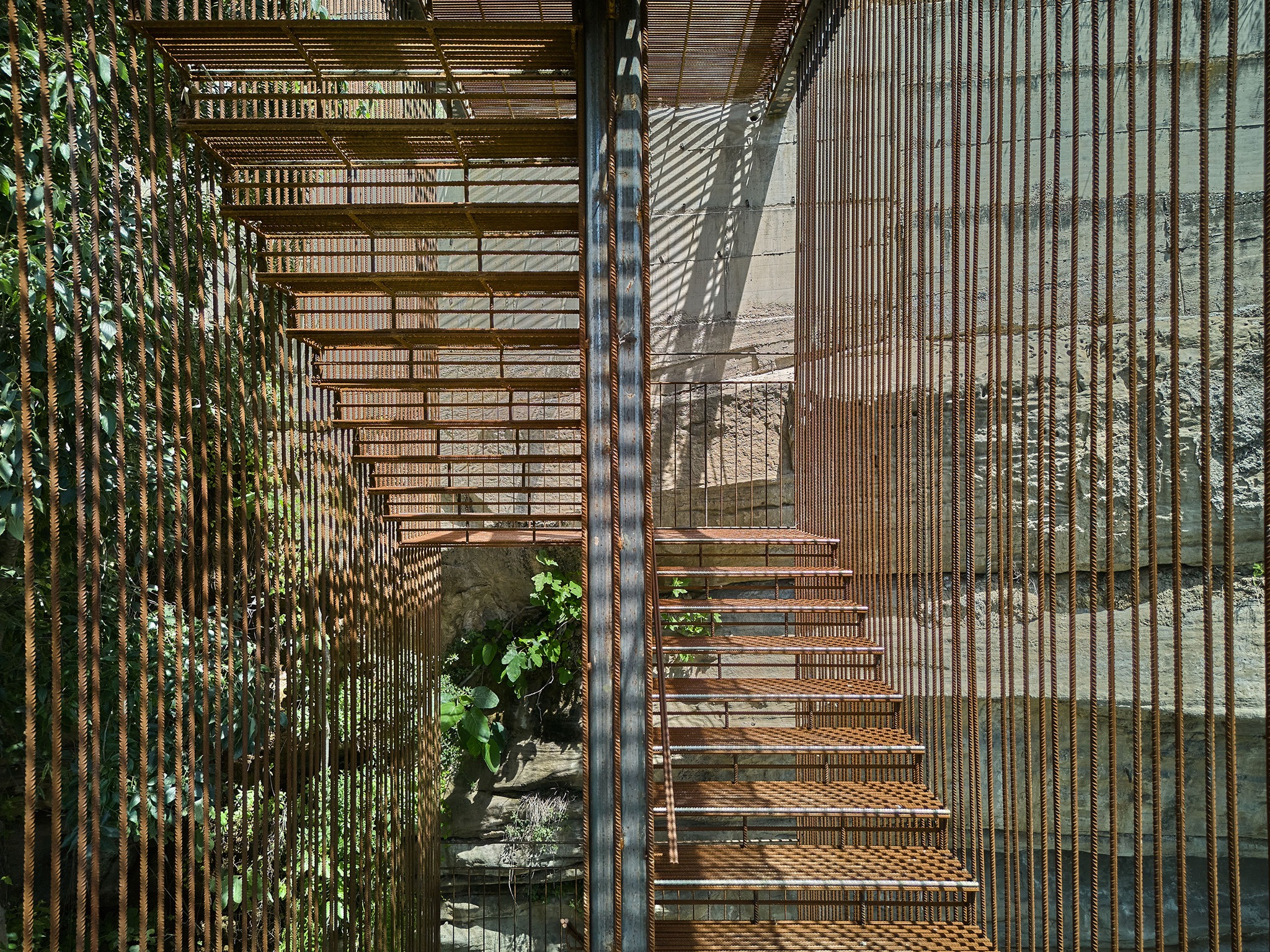 Escalera paisajística en la Vall del Paradís por Comas-Pont arquitectes. Fotografía por Adrià Goula.
