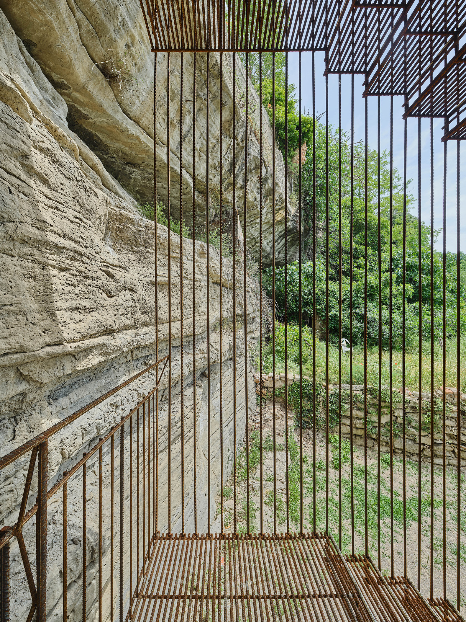 Escalera paisajística en la Vall del Paradís por Comas-Pont arquitectes. Fotografía por Adrià Goula.