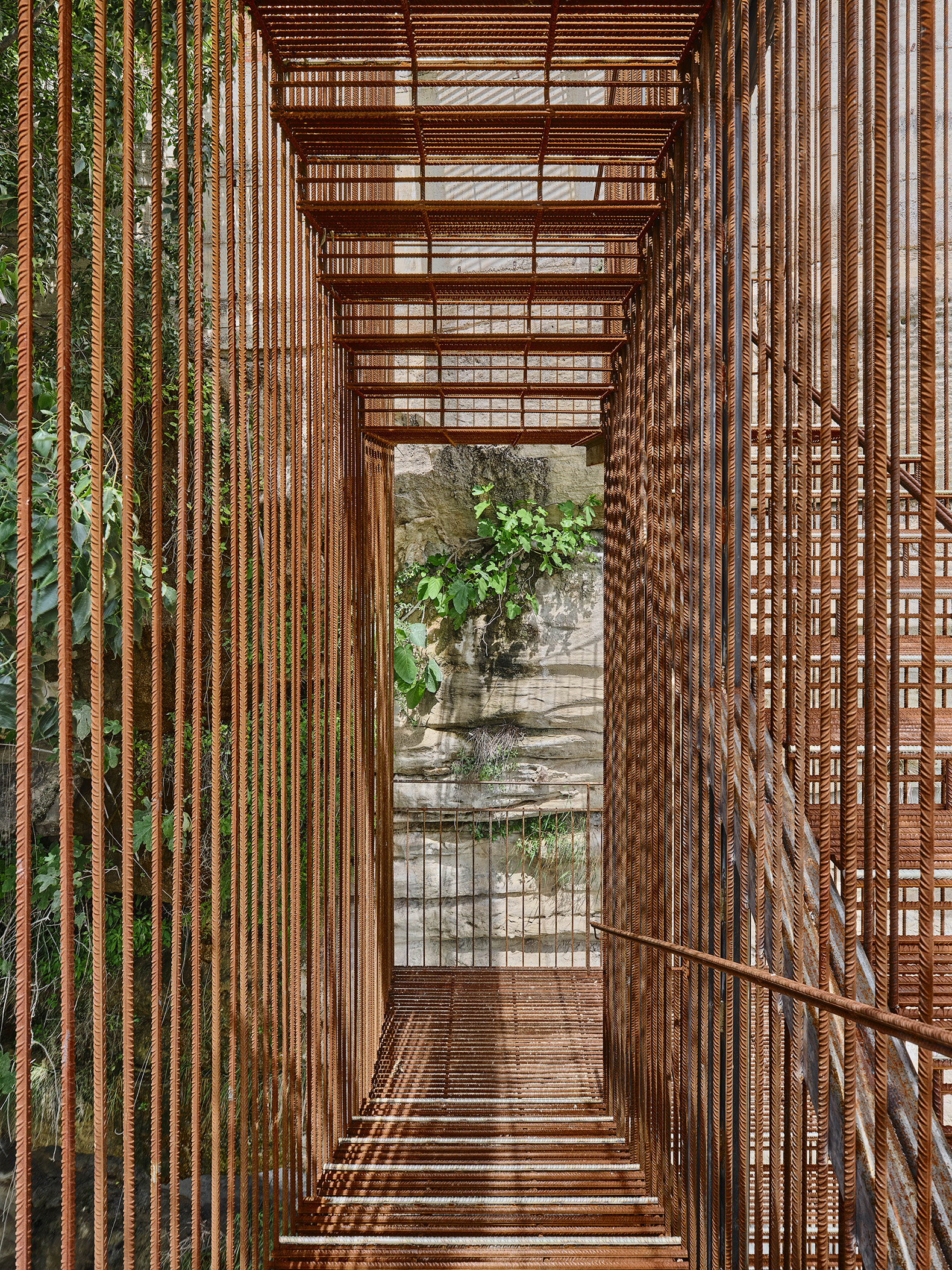 Escalera paisajística en la Vall del Paradís por Comas-Pont arquitectes. Fotografía por Adrià Goula.