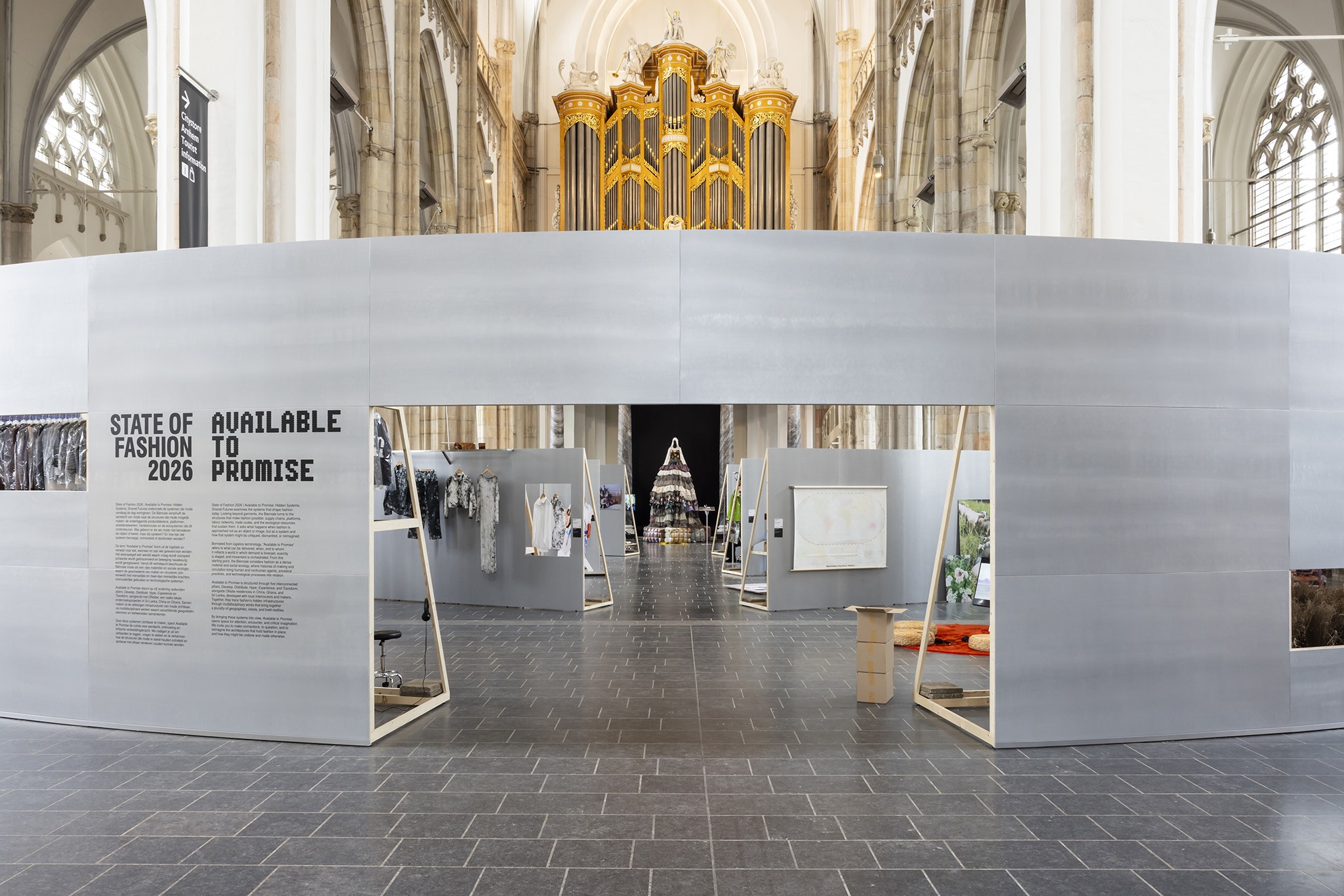 Bienal «State of Fashion: Available to Promise» por OMA. Fotografía por Eva Broekema.