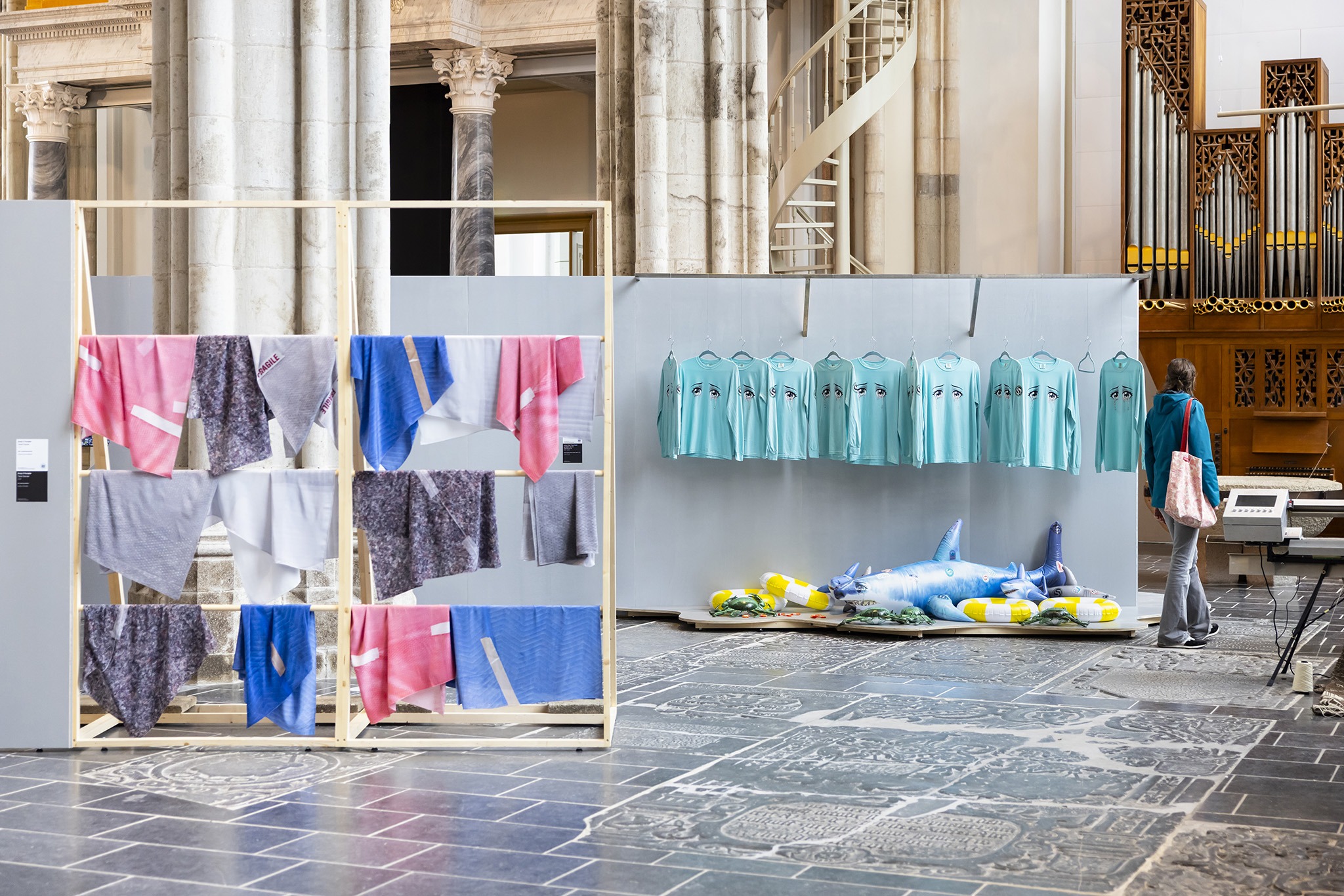 Bienal «State of Fashion: Available to Promise» por OMA. Fotografía por Eva Broekema.