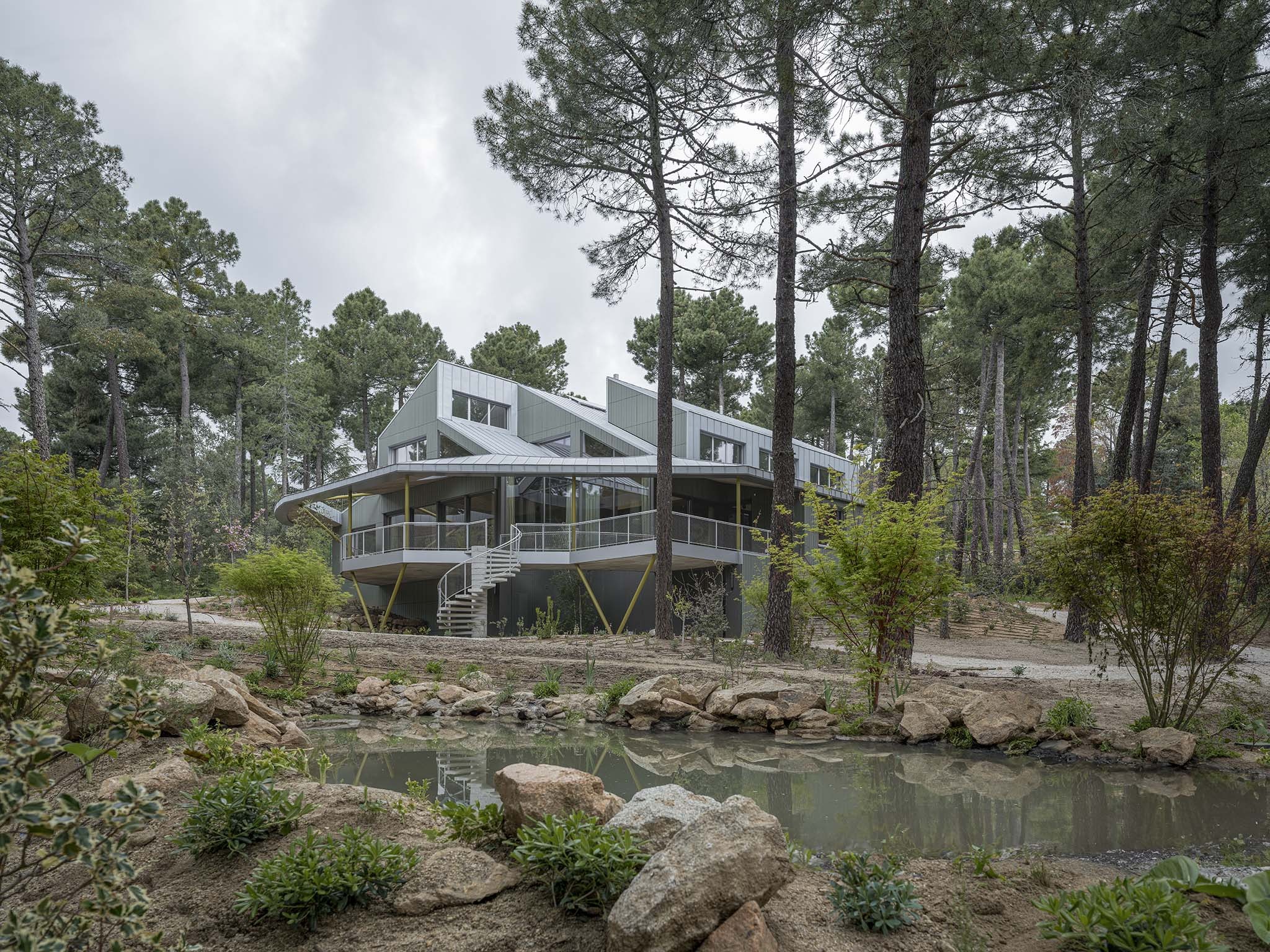 «Camp-Alliances. Untanking Housing» por Ignacio G. Galán, Álvaro M. Fidalgo, Arantza Ozaeta. Fotografía por Imagen Subliminal.