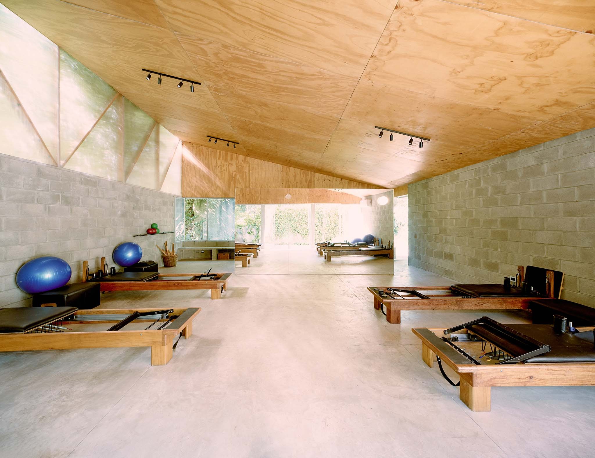 Between courtyards. Pilates Pavilion by Juan Bechini | METALOCUS