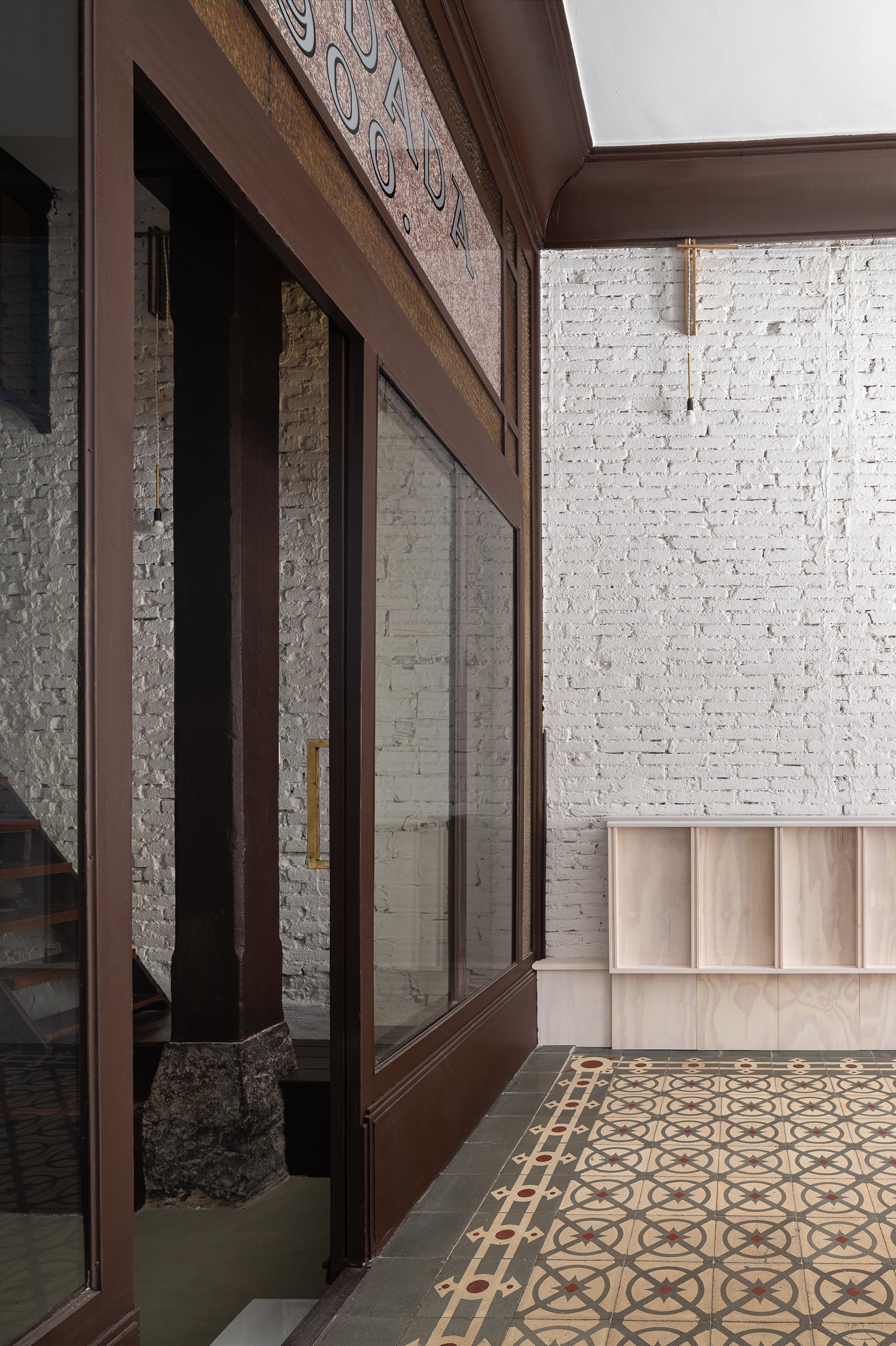 Former "Cuchillerías Blanco" premises renovation by Óscar Miguel Ares. Photography by Gabriel Gallegos Alonso.