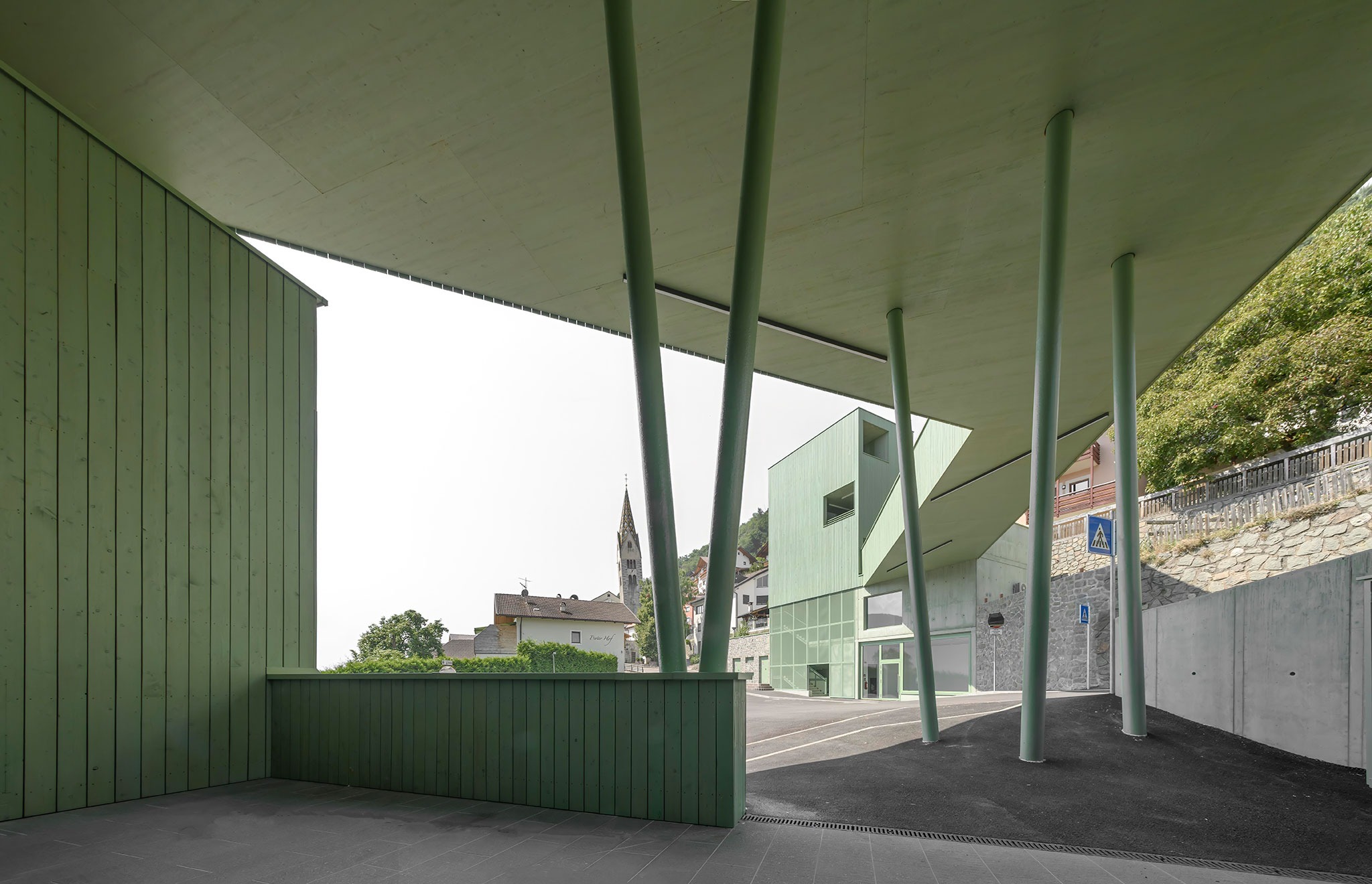 Edificio multifuncional en Barbiano, por Roland Baldi Architects. Fotografía por Oskar Da Riz.