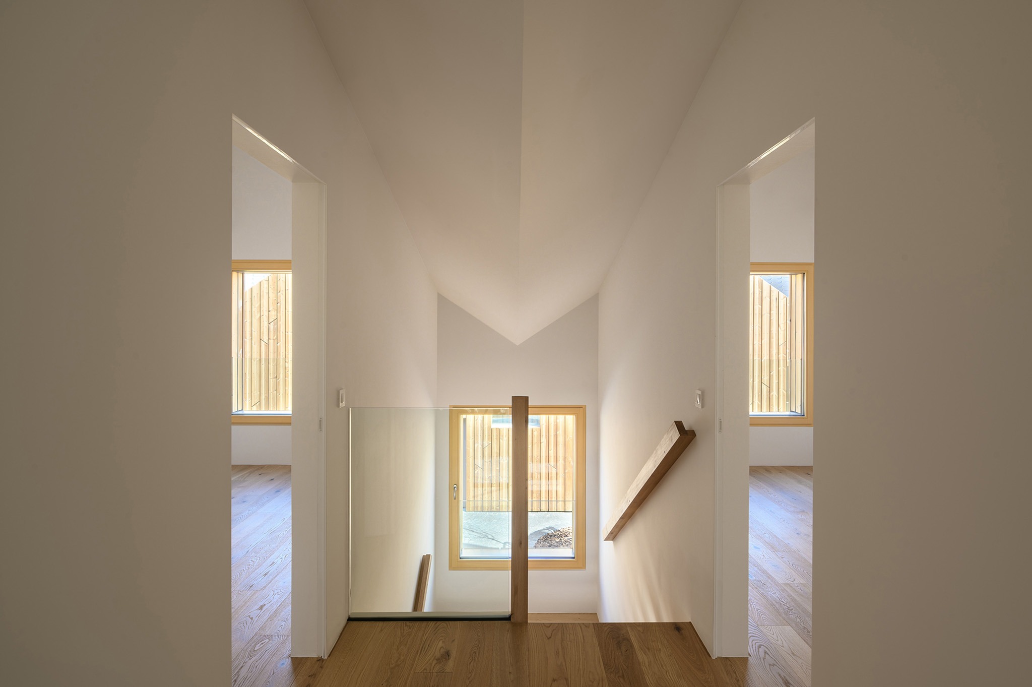 Residencia Jezero por ENOTA. Fotografía por Miran Kambič.