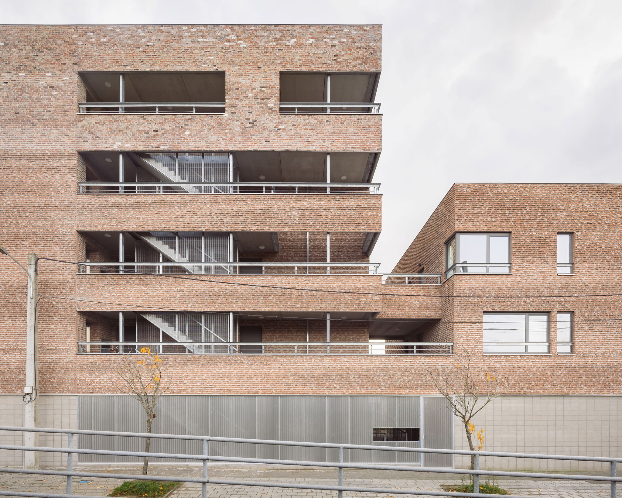 «YIMBY» por MAKER architecten. Fotografía por Stijn Bollaert.