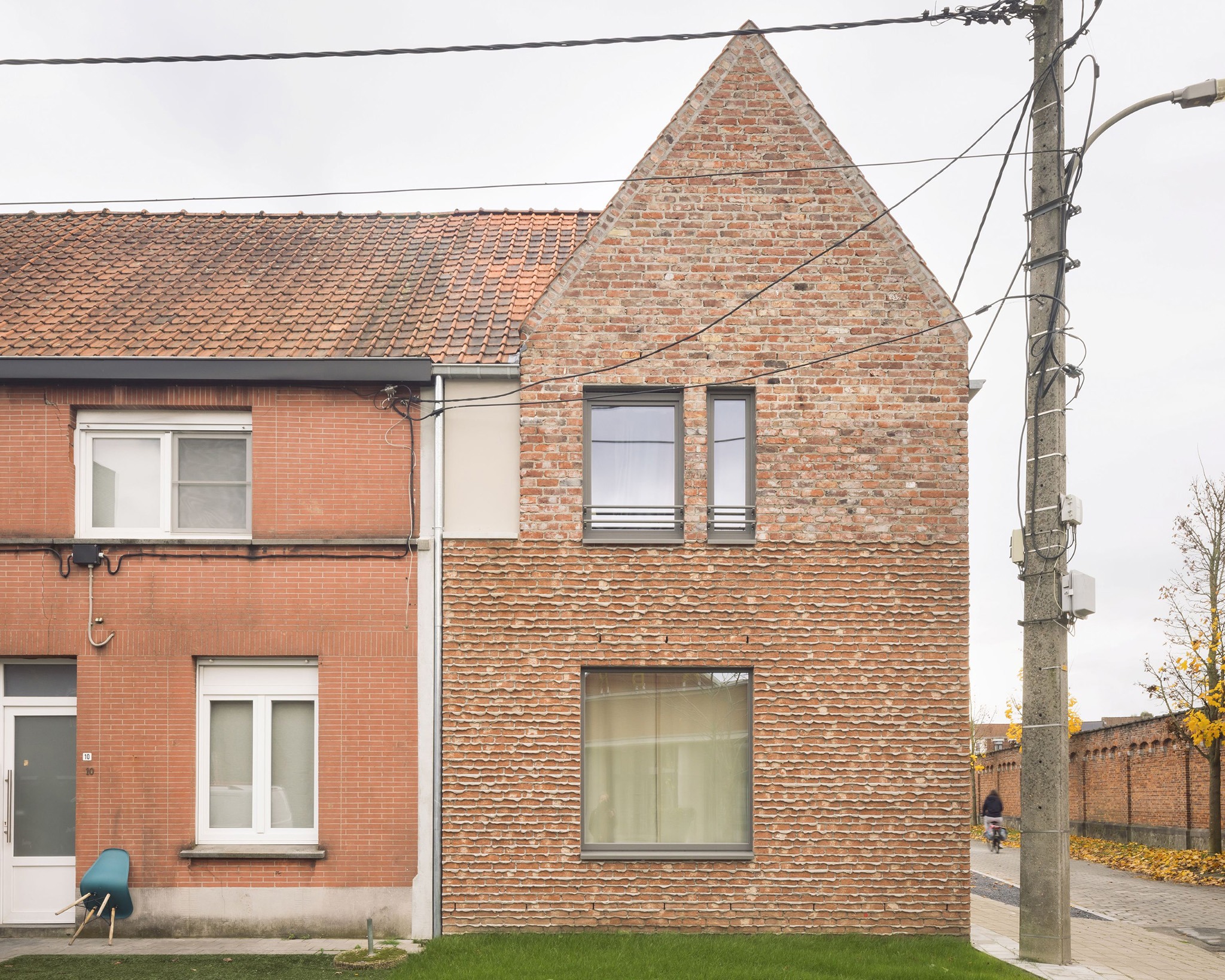 «YIMBY» por MAKER architecten. Fotografía por Stijn Bollaert.