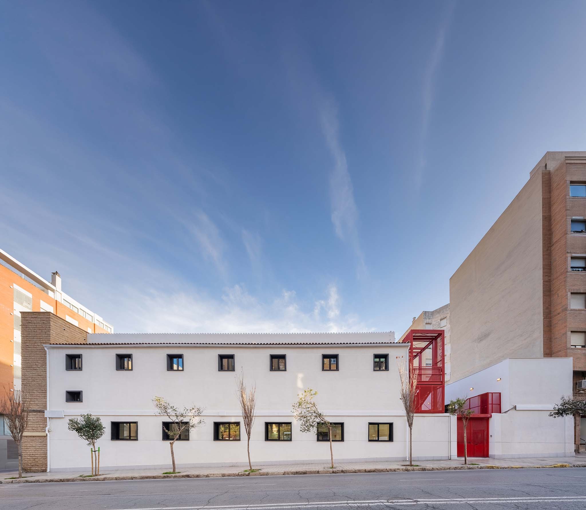 Rehabilitación de edificios para espacio social del barrio de Campoamor por Antonio Galiano Garrigós. Fotografía por David Frutos.