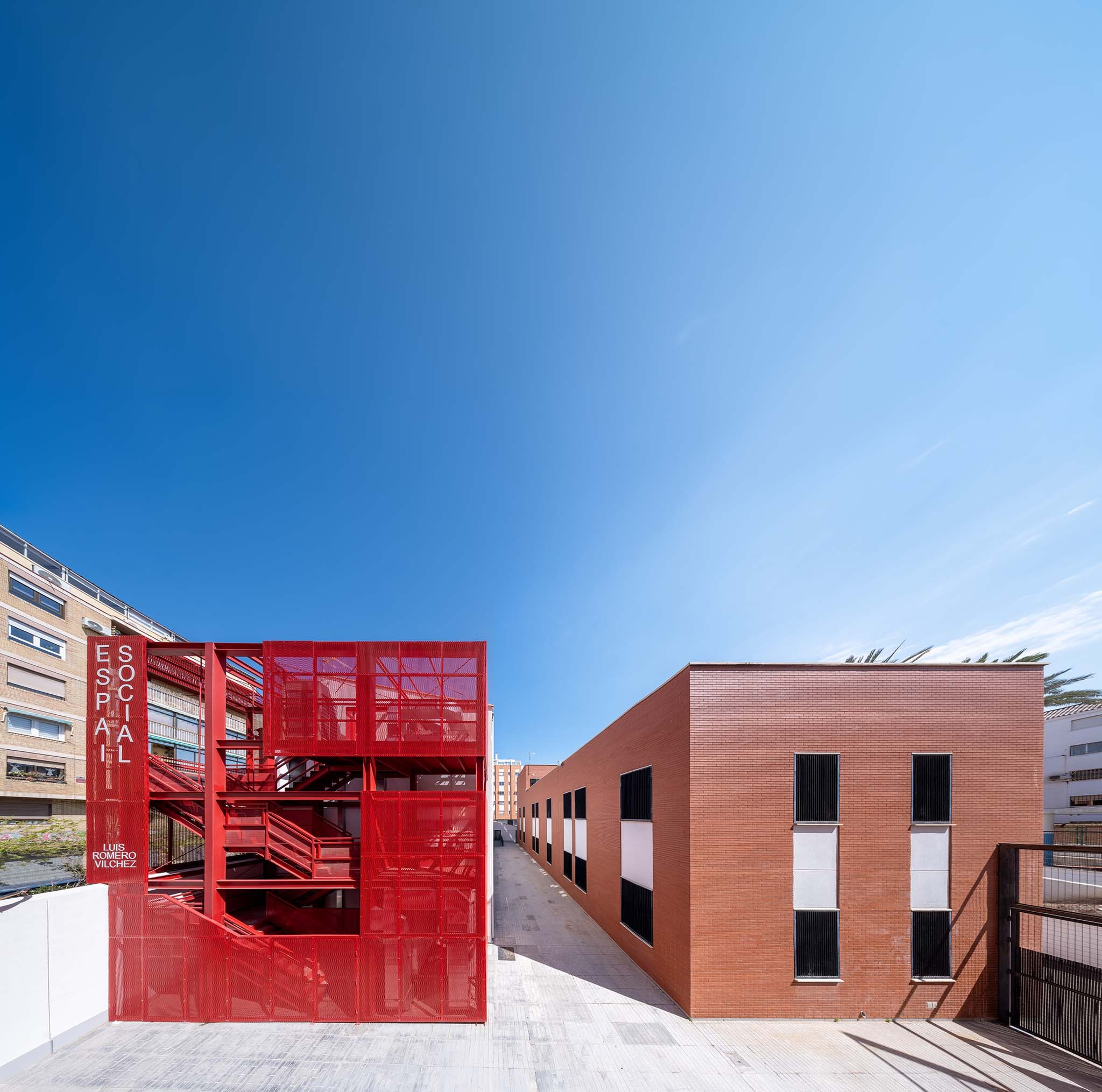 Rehabilitación de edificios para espacio social del barrio de Campoamor por Antonio Galiano Garrigós. Fotografía por David Frutos.