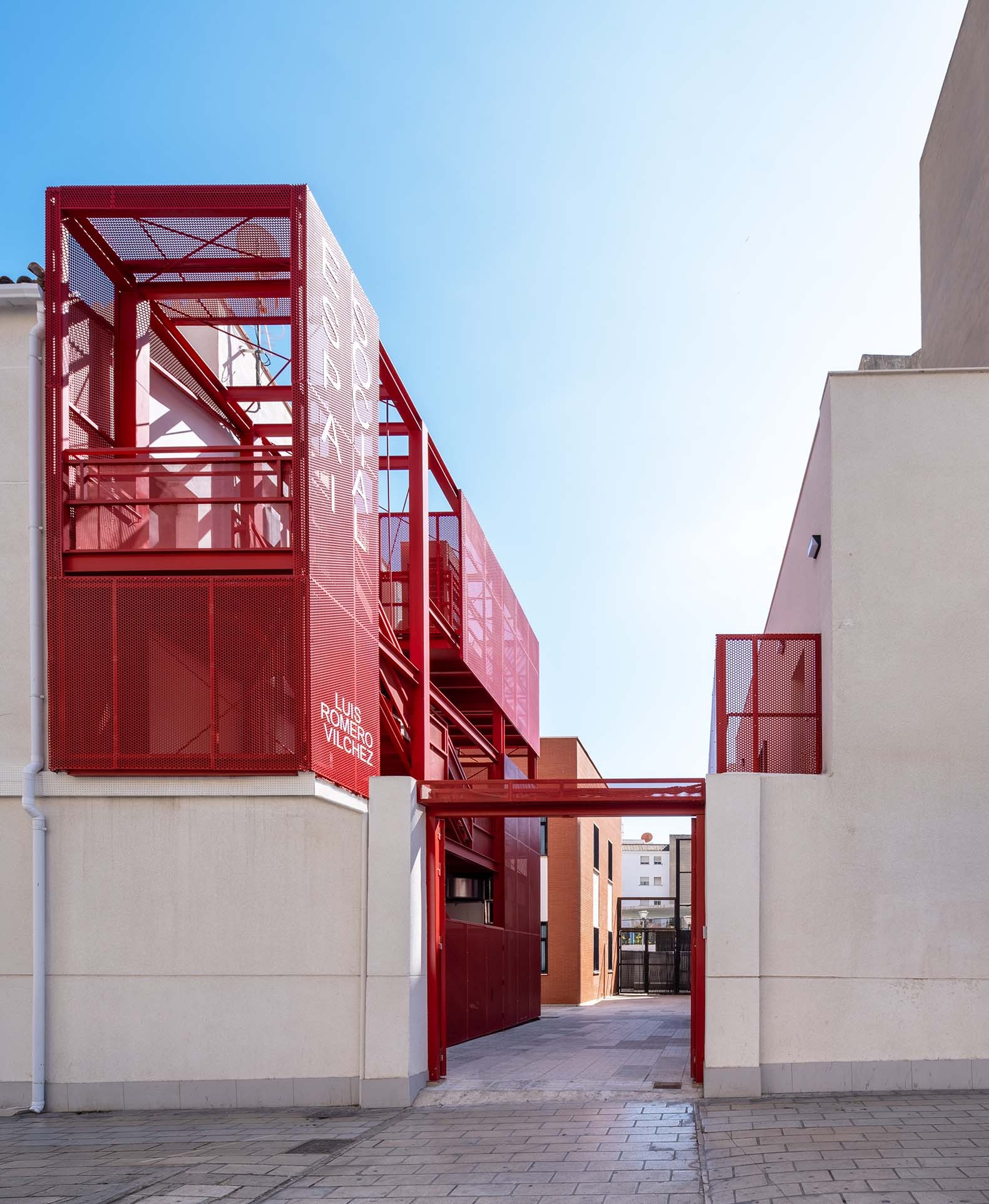 Rehabilitación de edificios para espacio social del barrio de Campoamor por Antonio Galiano Garrigós. Fotografía por David Frutos.