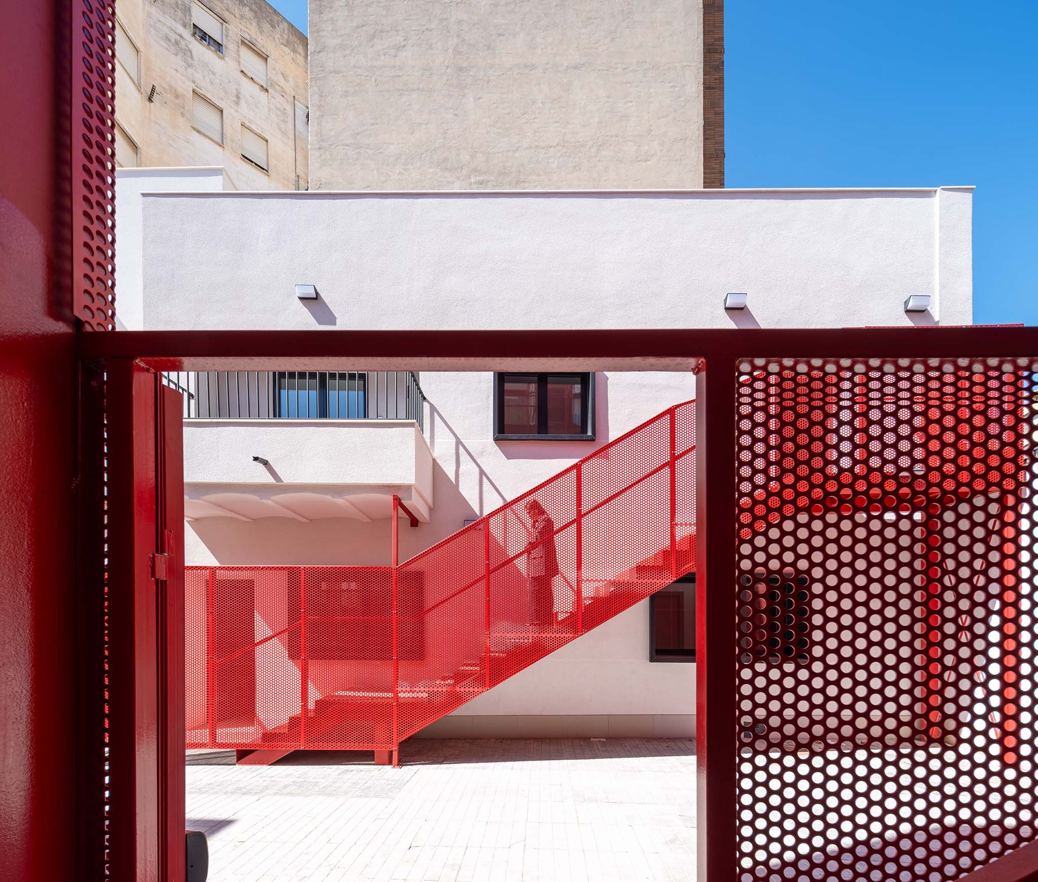 Rehabilitación de edificios para espacio social del barrio de Campoamor por Antonio Galiano Garrigós. Fotografía por David Frutos.