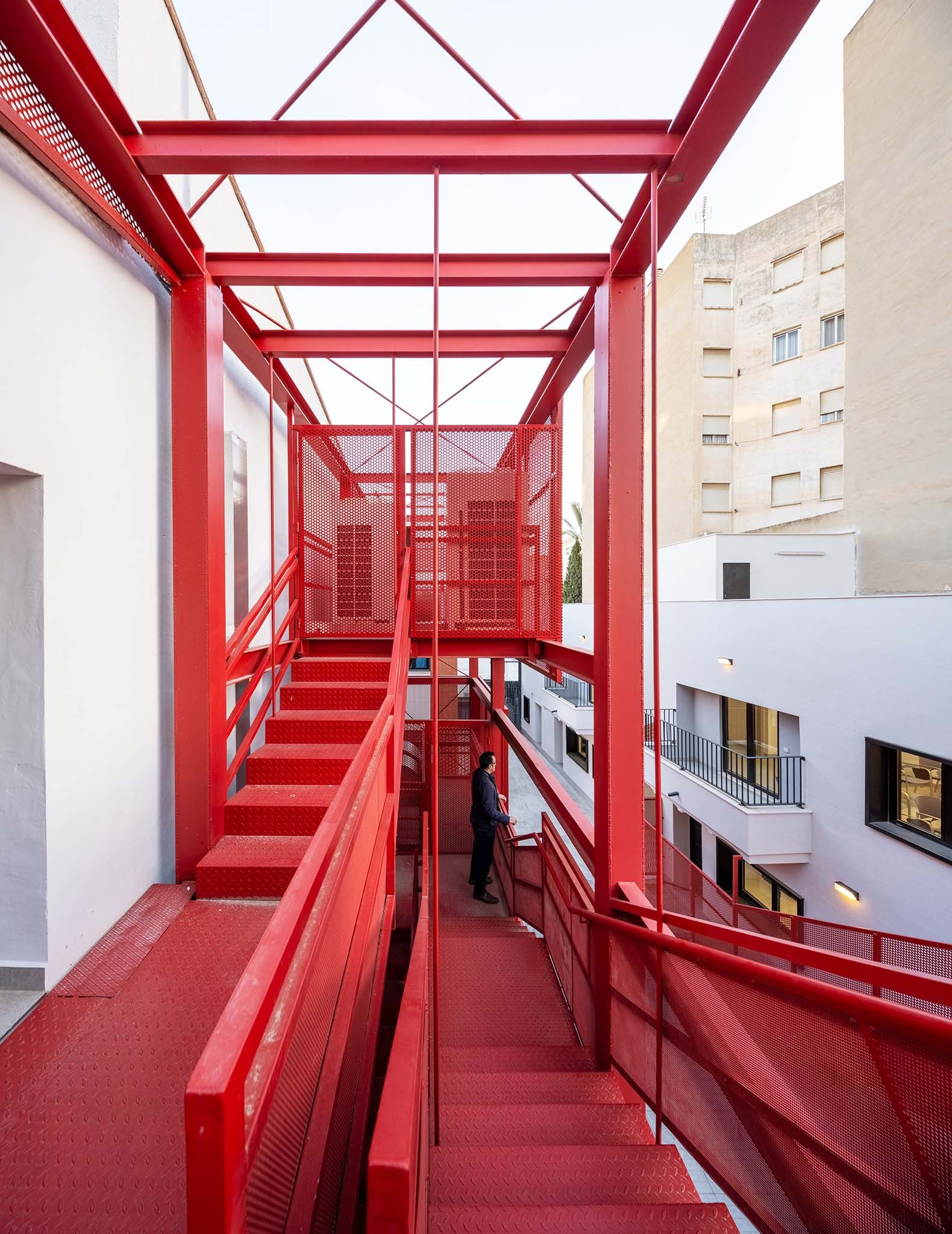 Rehabilitación de edificios para espacio social del barrio de Campoamor por Antonio Galiano Garrigós. Fotografía por David Frutos.
