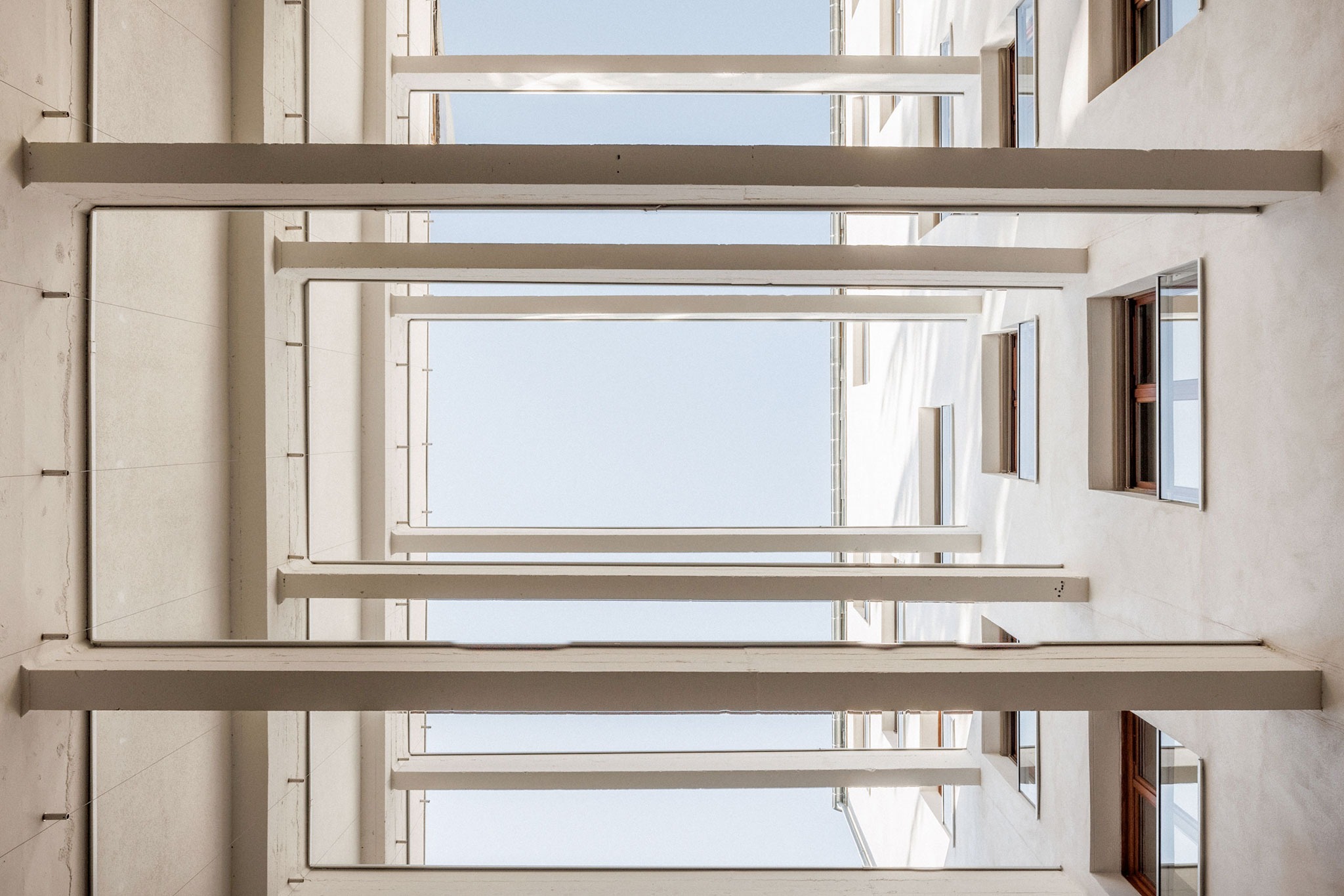 Reconstrucción de un edificio de garaje en un edificio de 63 apartamentos por Atelier Tequi Architects. Fotografía por 11h45 - Florent Michel.