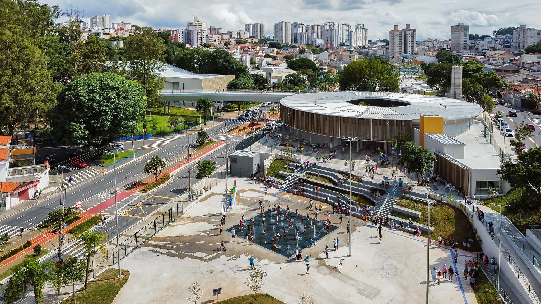 Parque Rey Pelé por Biselli Katchborian + Consoante Arquitetura e Integração. Fotografía por Studio Gui Uemura.