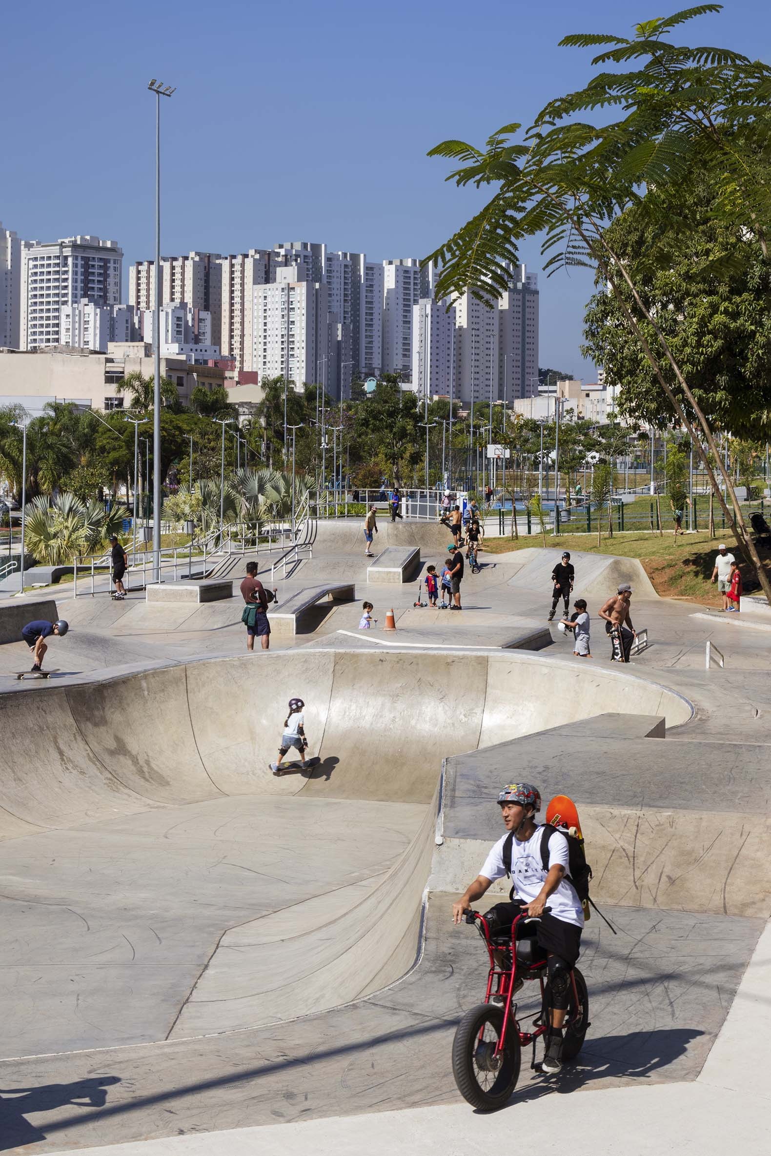 Parque Rey Pelé por Biselli Katchborian + Consoante Arquitetura e Integração. Fotografía por Studio Gui Uemura.