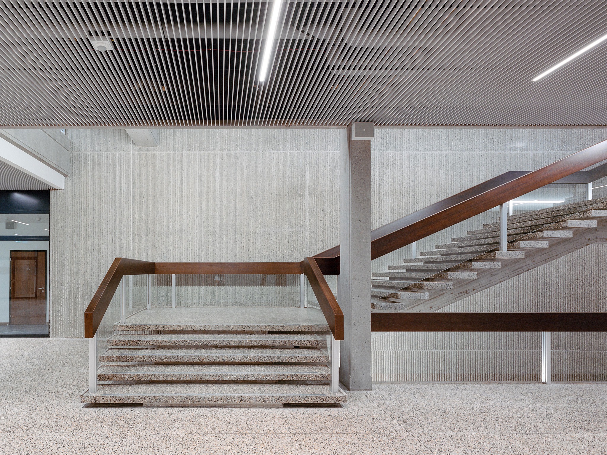 Extensión vertical y renovación del Collège Rousseau por Burckhardt Architecture. Fotografía por Olivier Di Giambattista.