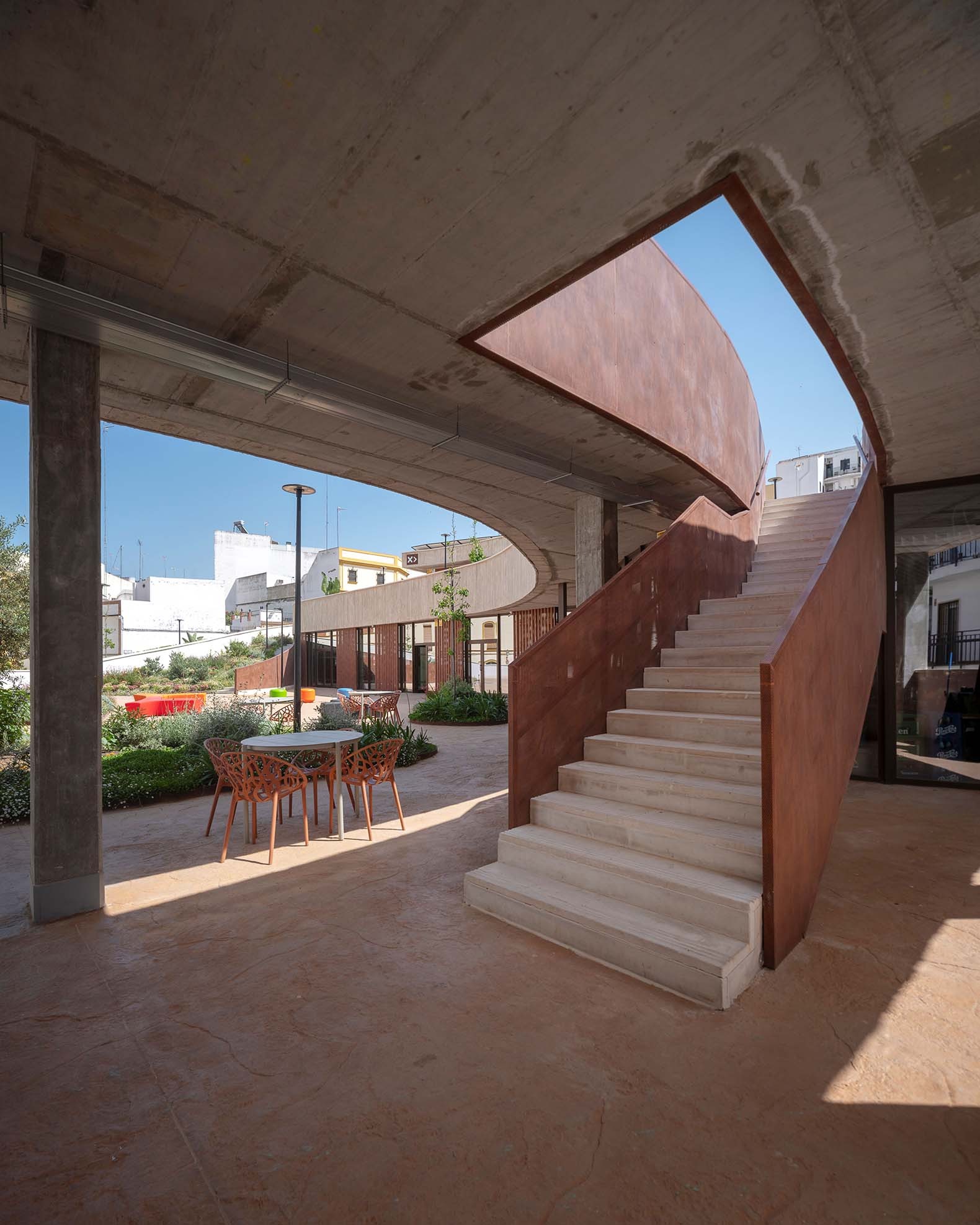 Casa de la juventud por DUNAR arquitectos + Felipe Retuerto. Fotografía por RN Fotógrafos.