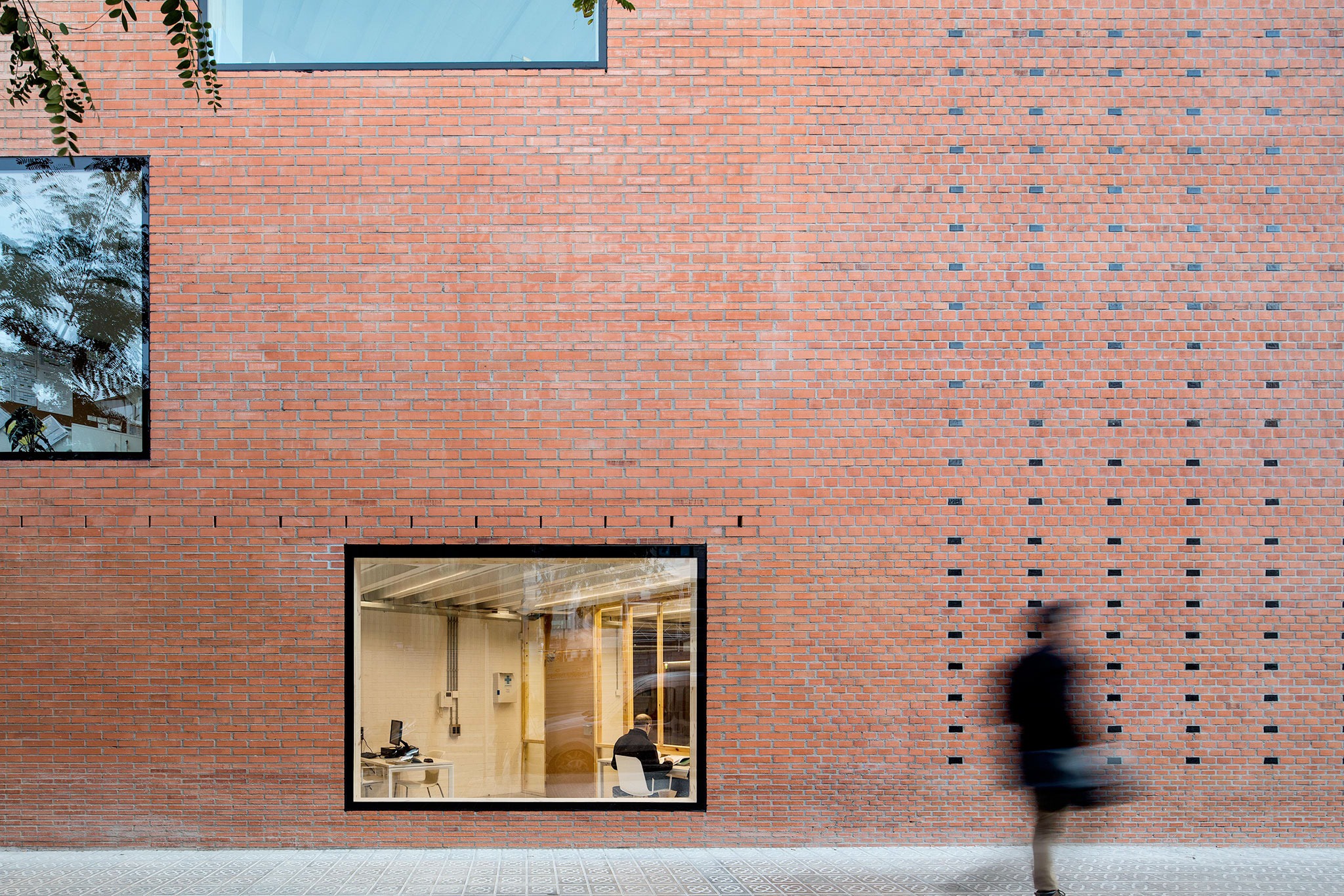 Centro Cívico Cristalleries Planell por H Arquitectes. Fotografía por Adrià Goula.