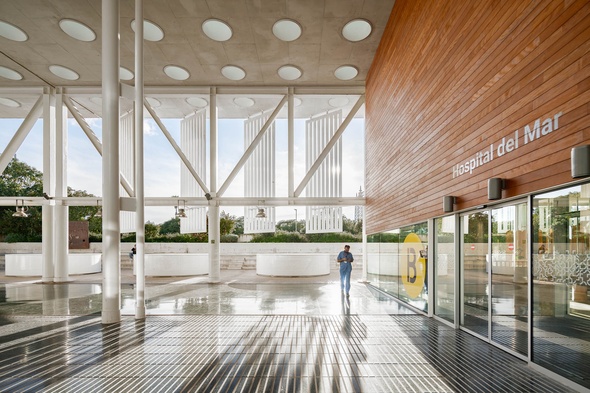 Rehabilitación y ampliación del Hospital del Mar por Brullet-De Luna Arquitectes y PINEARQ. Fotografía de Simón García.
