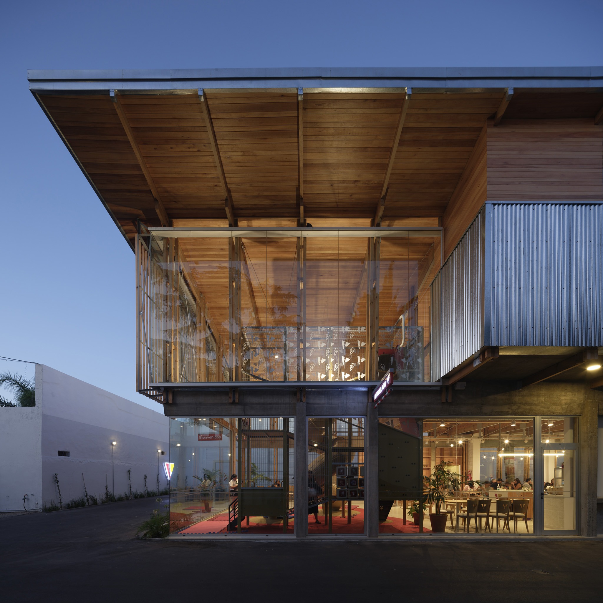 «Autohelado LV Escalada» por DRM Arquitectura. Fotografía por Javier Agustín Rojas.
