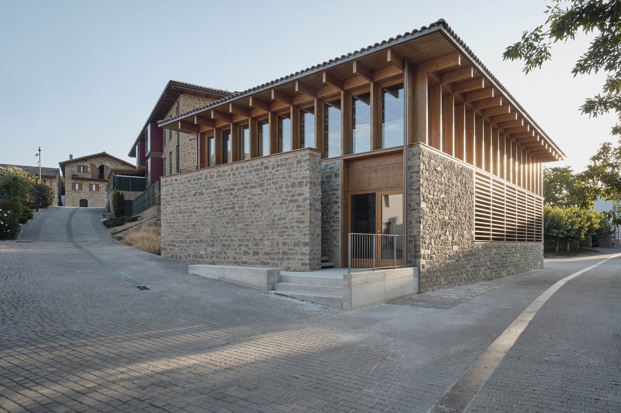 Multi-purpose building by Araiz Floristán Arquitectos. Photograph by Ondarraitz.