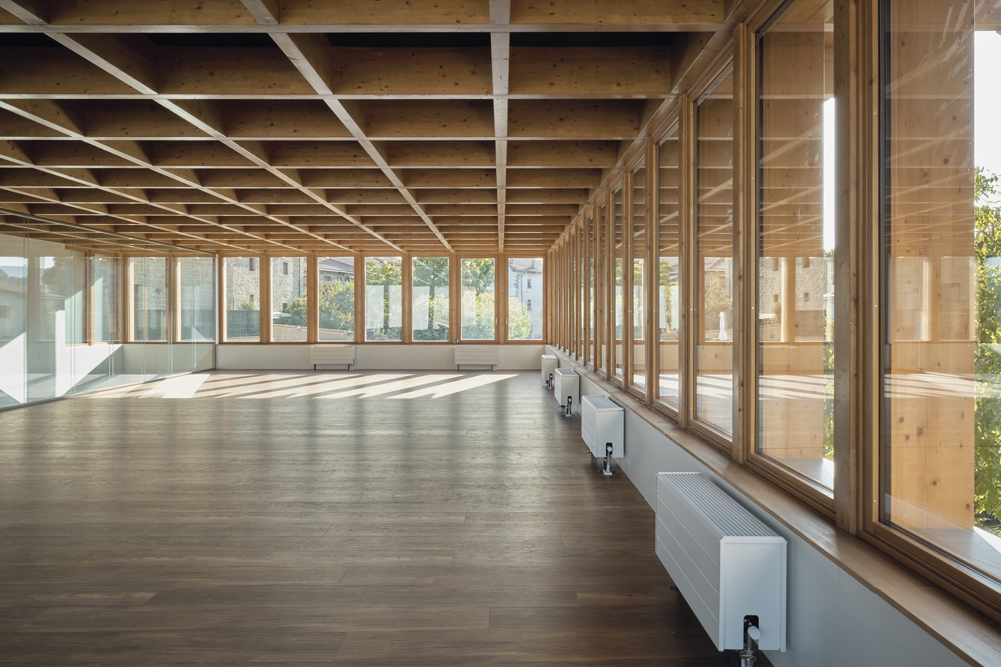 Multi-purpose building by Araiz Floristán Arquitectos. Photograph by Ondarraitz.