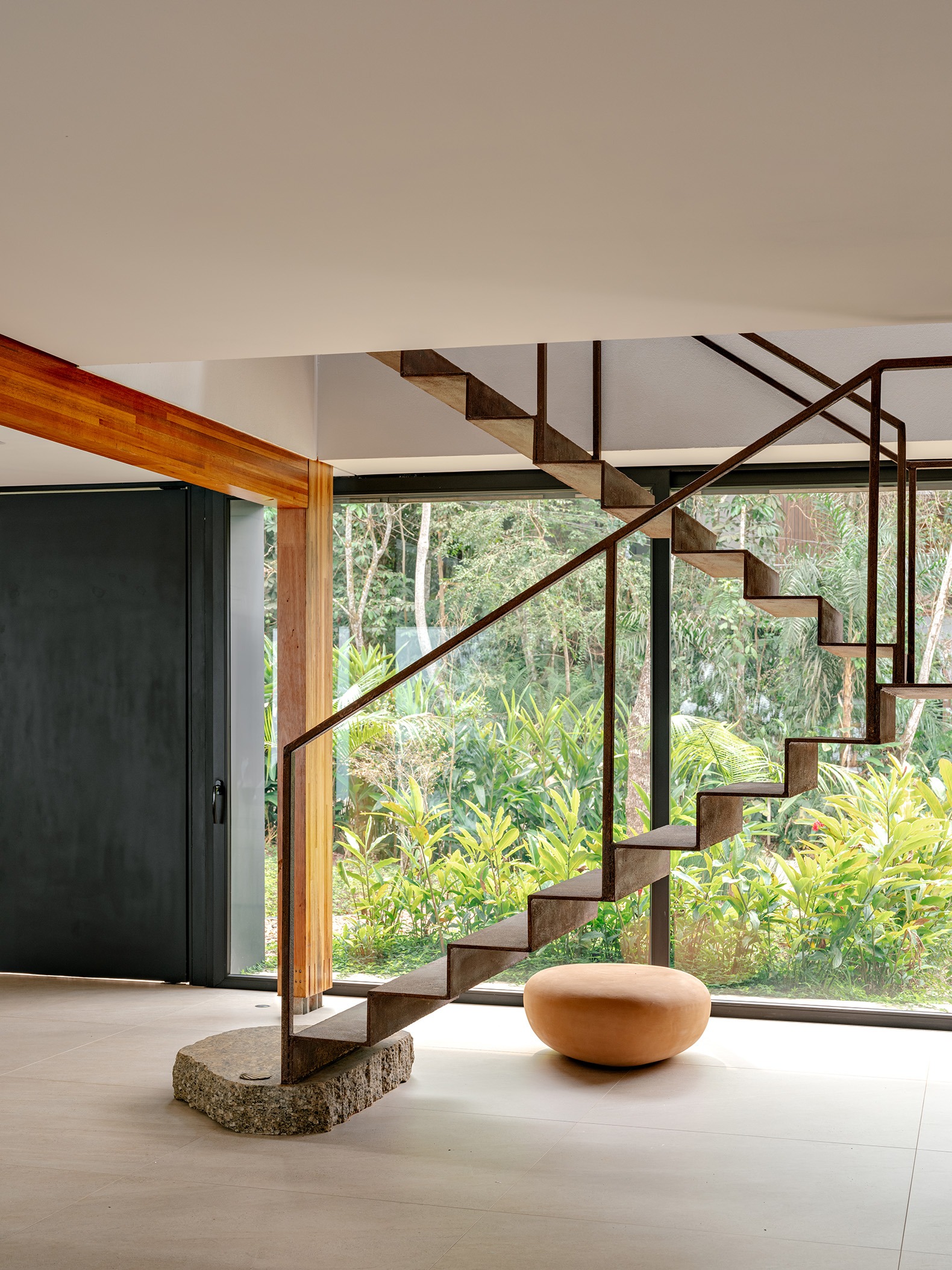 House LWF by Patrícia Martinez Arquitetura. Photograph by Fran Parente.