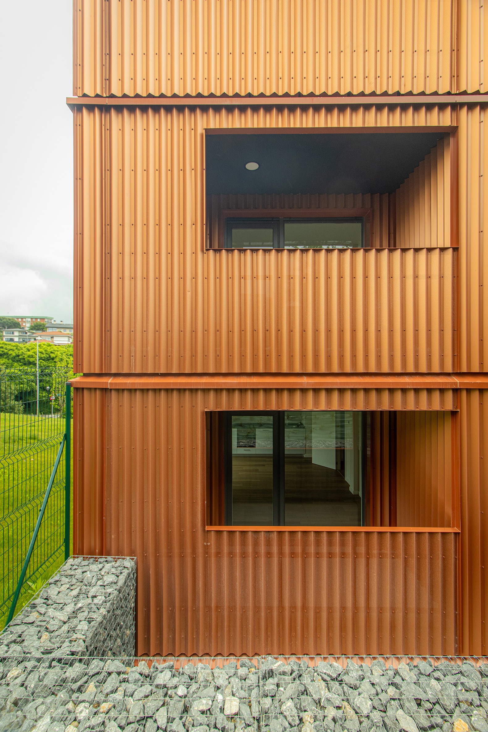 Vivienda social en Sopela por BIEME + XLark. Fotografía por XLark.
