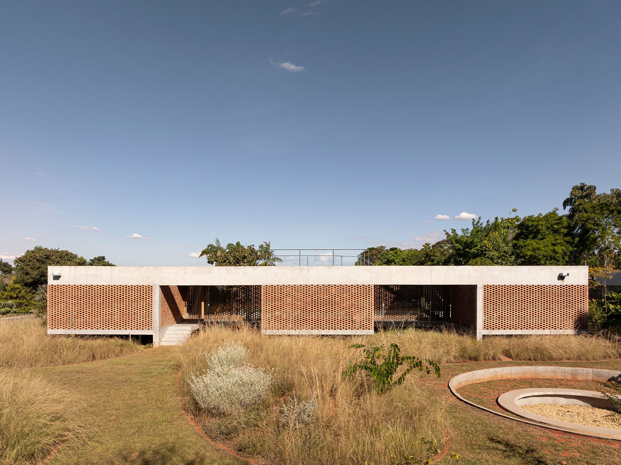 Tupin House by BLOCO Arquitetos. Photograph by Joana França.