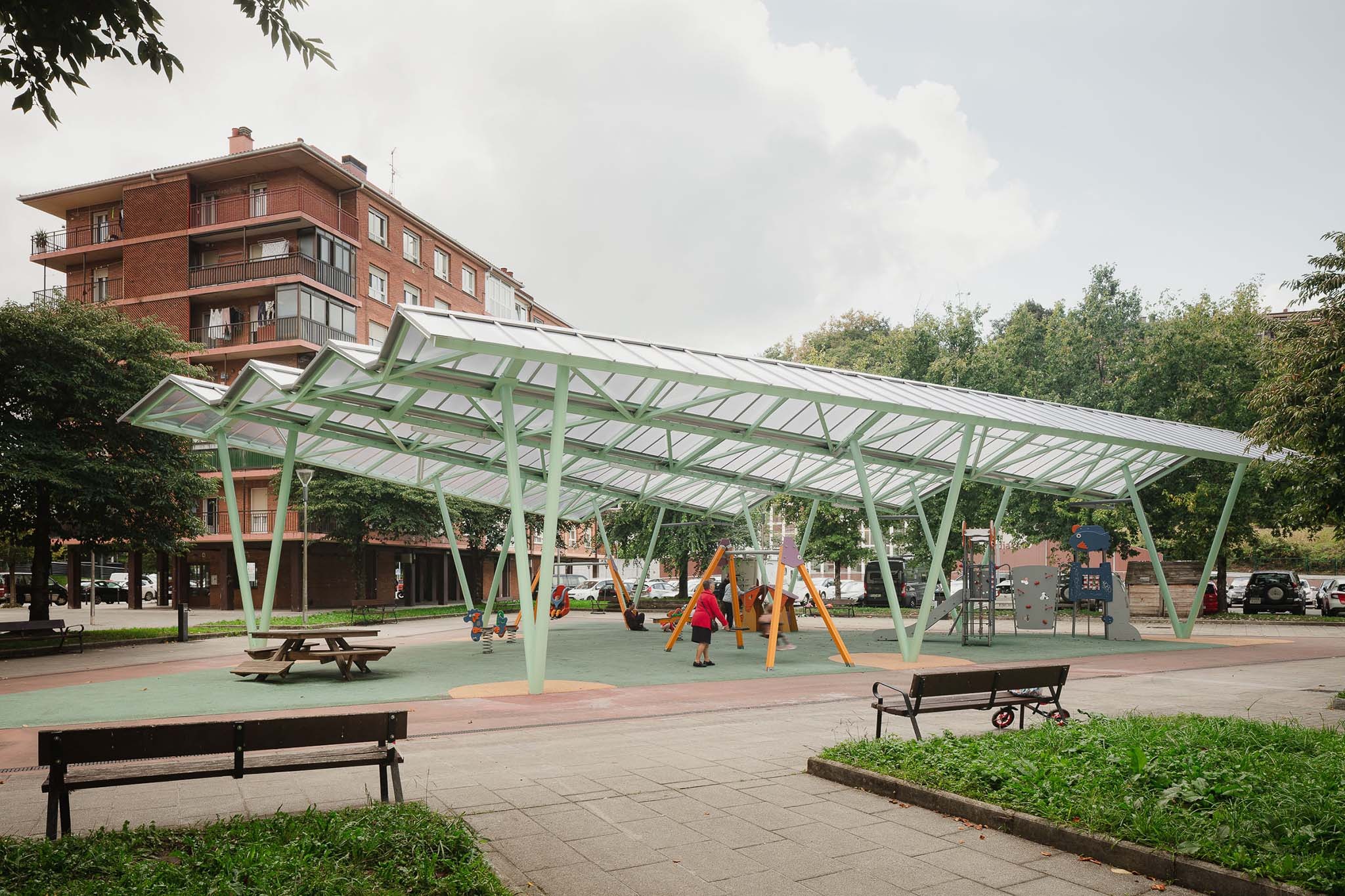 Cubierta para parque infantil en Hernani por Arktelier. Fotografía por Aitor Estevez Olaizola.