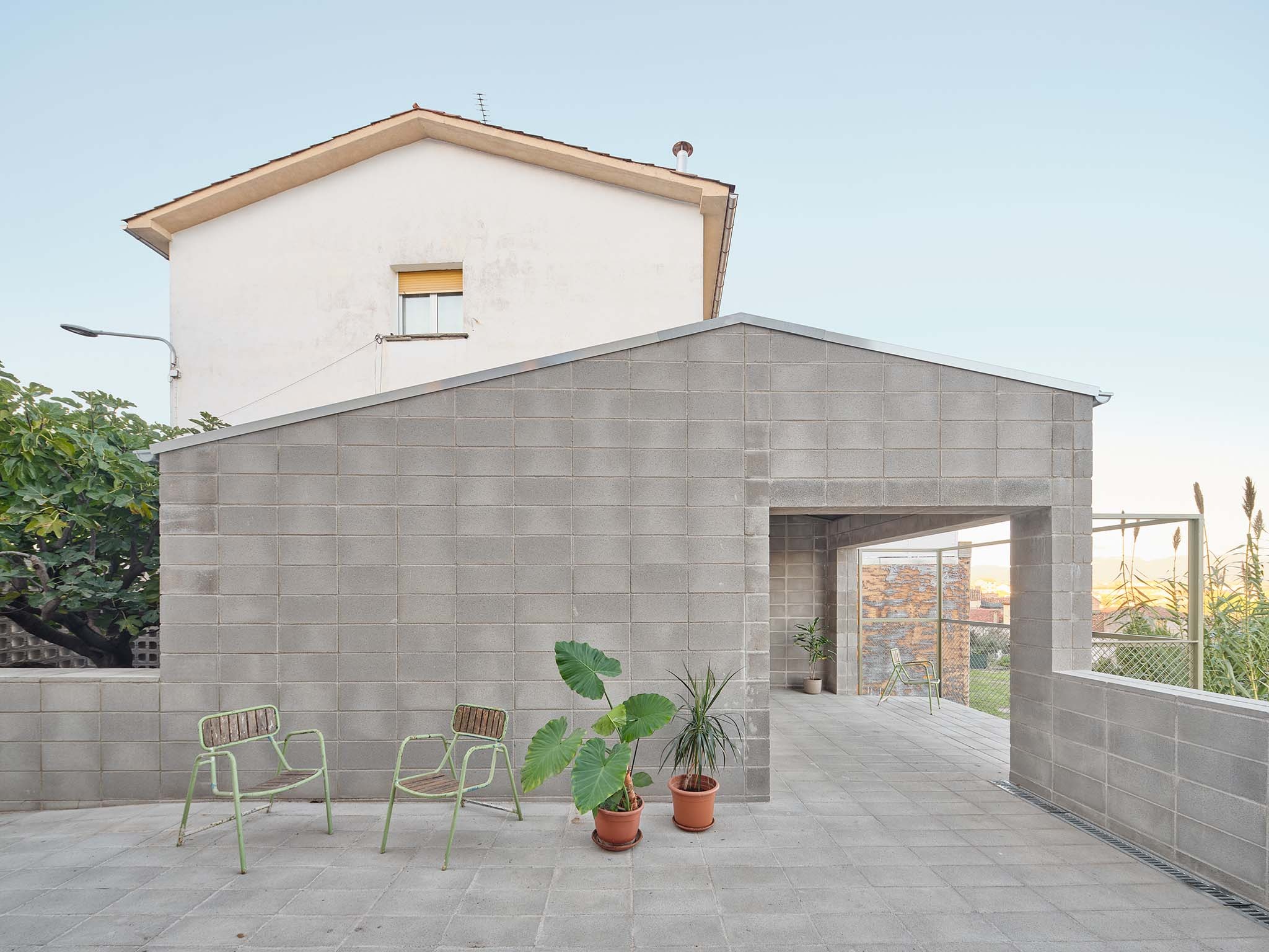 Fig Tree House by Comas-Pont arquitectes. Photograph by Adrià Goula.