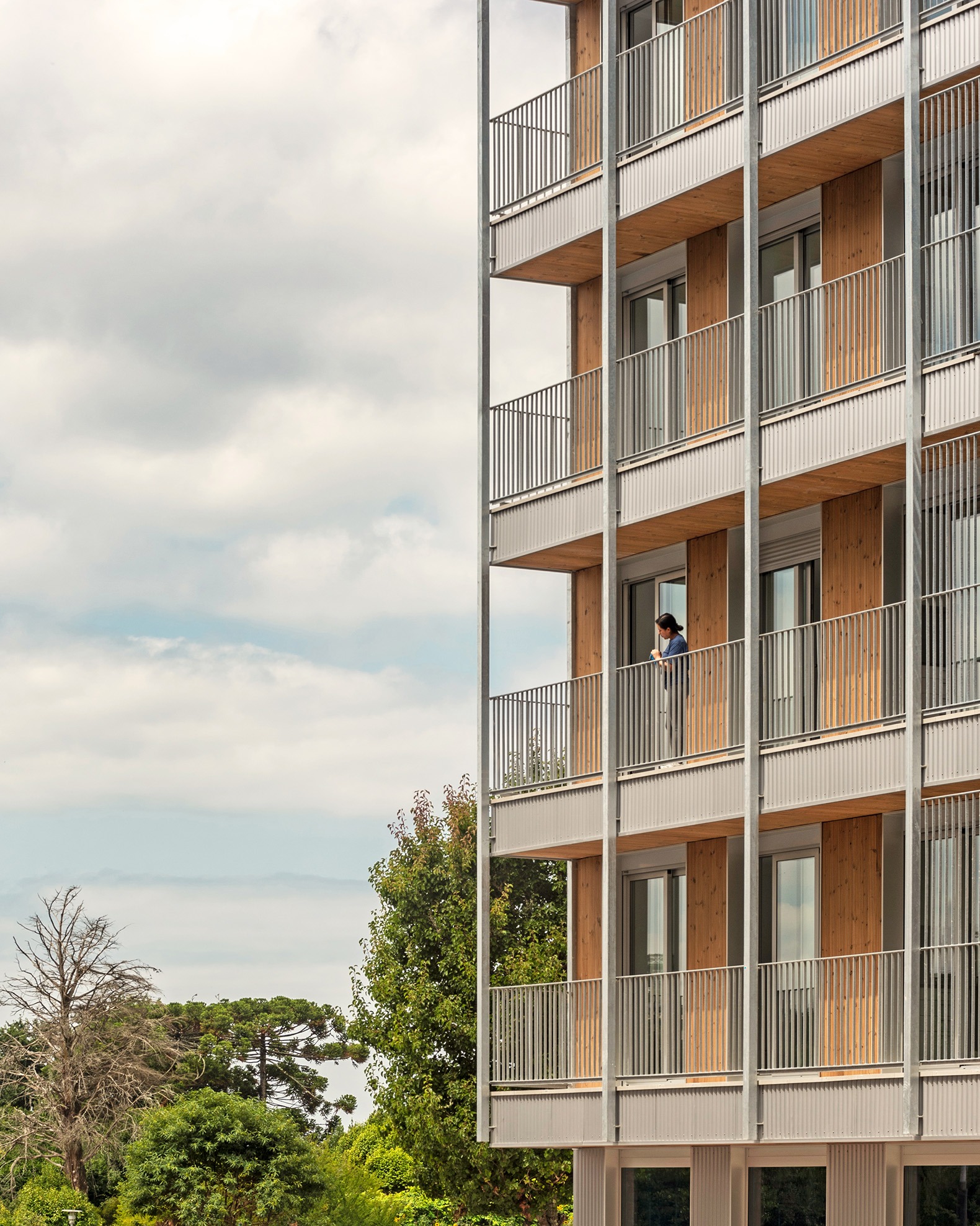 4 buildings with 74 social housing units in Valdecorvos by Díaz y Díaz Arquitectos. Photograph by Héctor Santos-Díez.