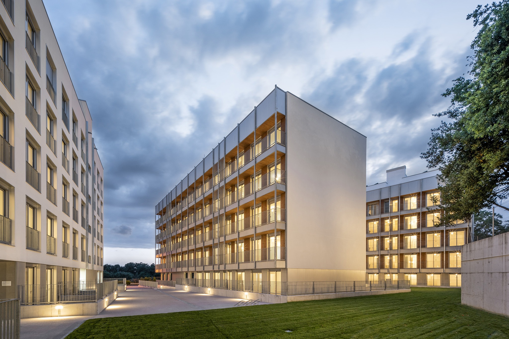 4 buildings with 74 social housing units in Valdecorvos by Díaz y Díaz Arquitectos. Photograph by Héctor Santos-Díez.