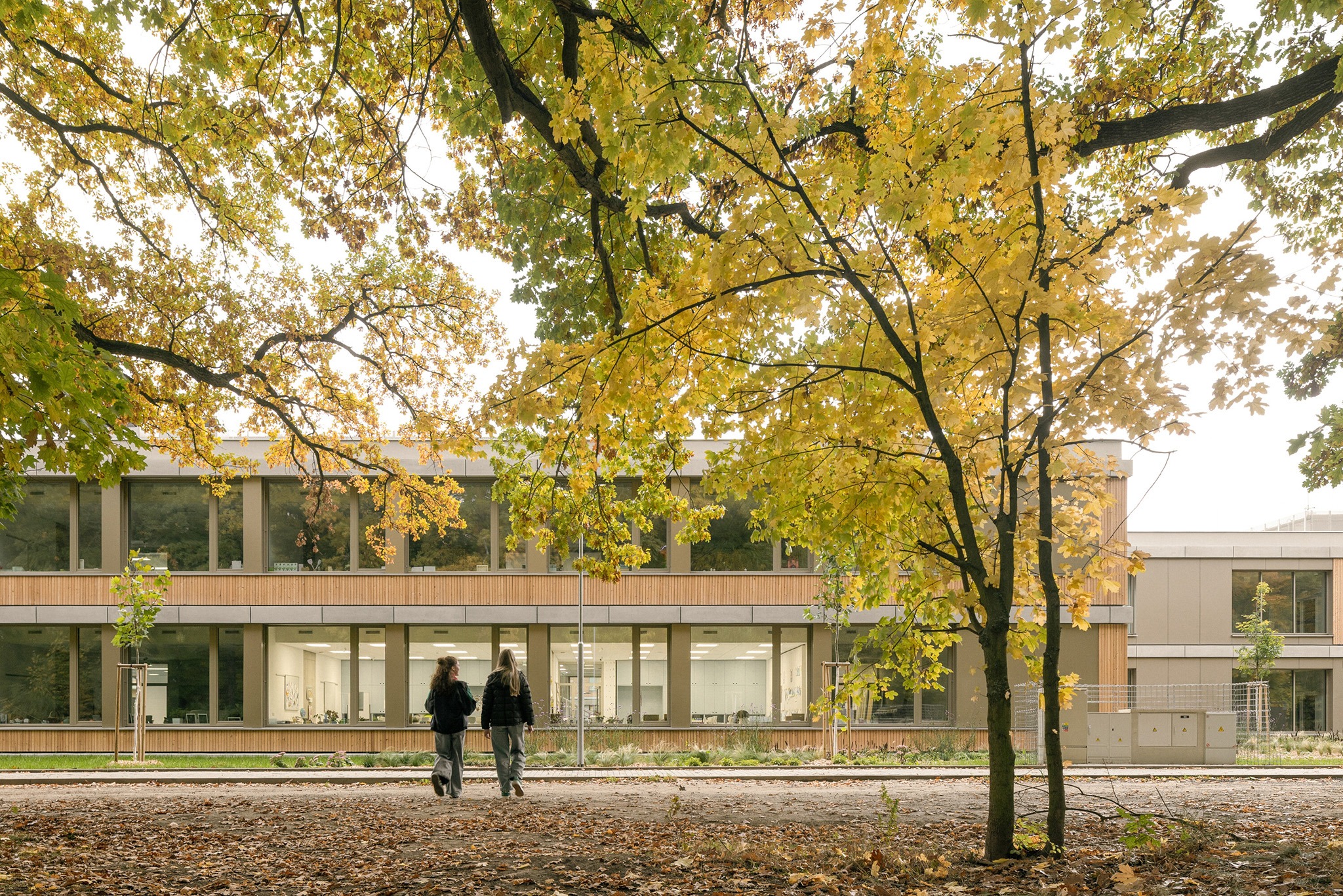 Escuela Primaria LOŠBATES por Pelletier de Fontenay + SOA architects. Fotografía por Alex Shoots Buildings.