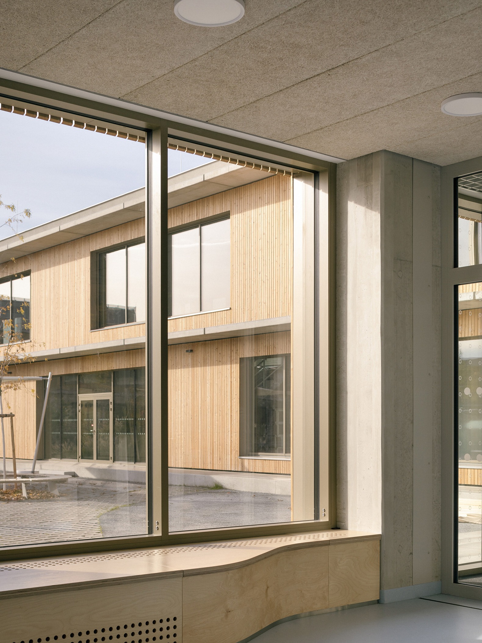 Escuela Primaria LOŠBATES por Pelletier de Fontenay + SOA architects. Fotografía por Alex Shoots Buildings.