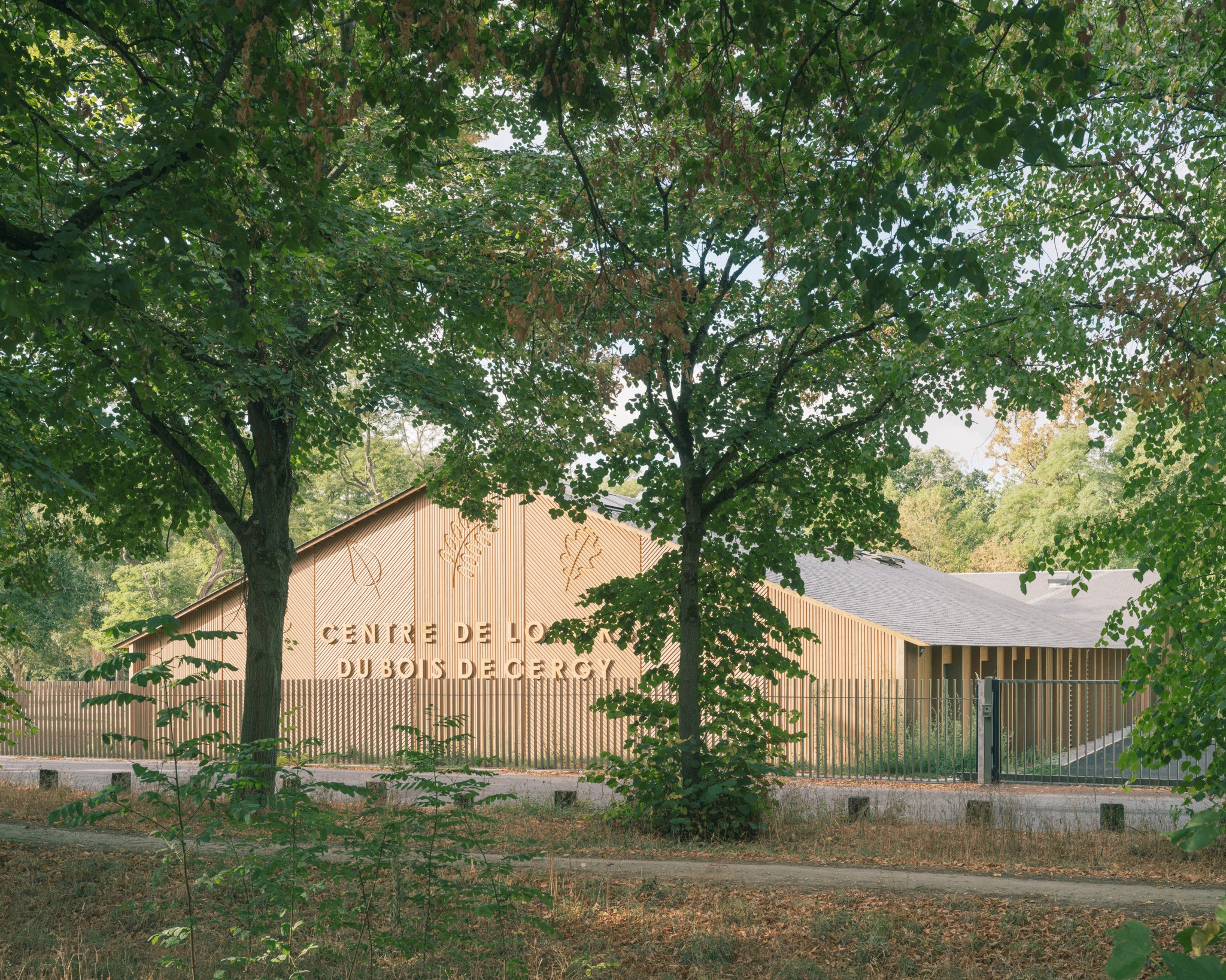 Bois de Cergy Leisure Centre by PLURIEL[LES] ARCHITECTES. Photograph by Charly Broyez.