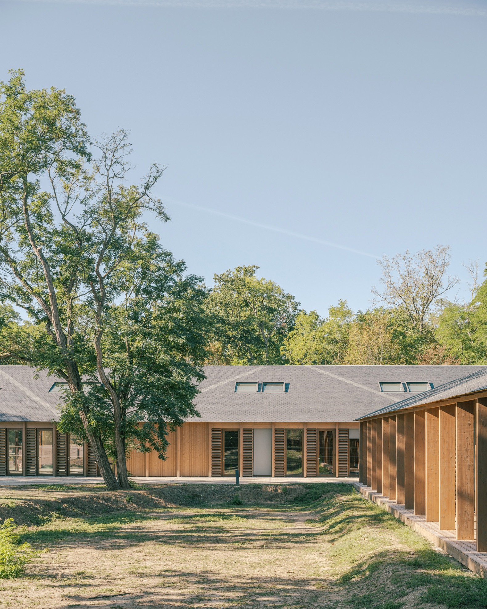 Bois de Cergy Leisure Centre by PLURIEL[LES] ARCHITECTES. Photograph by Charly Broyez.