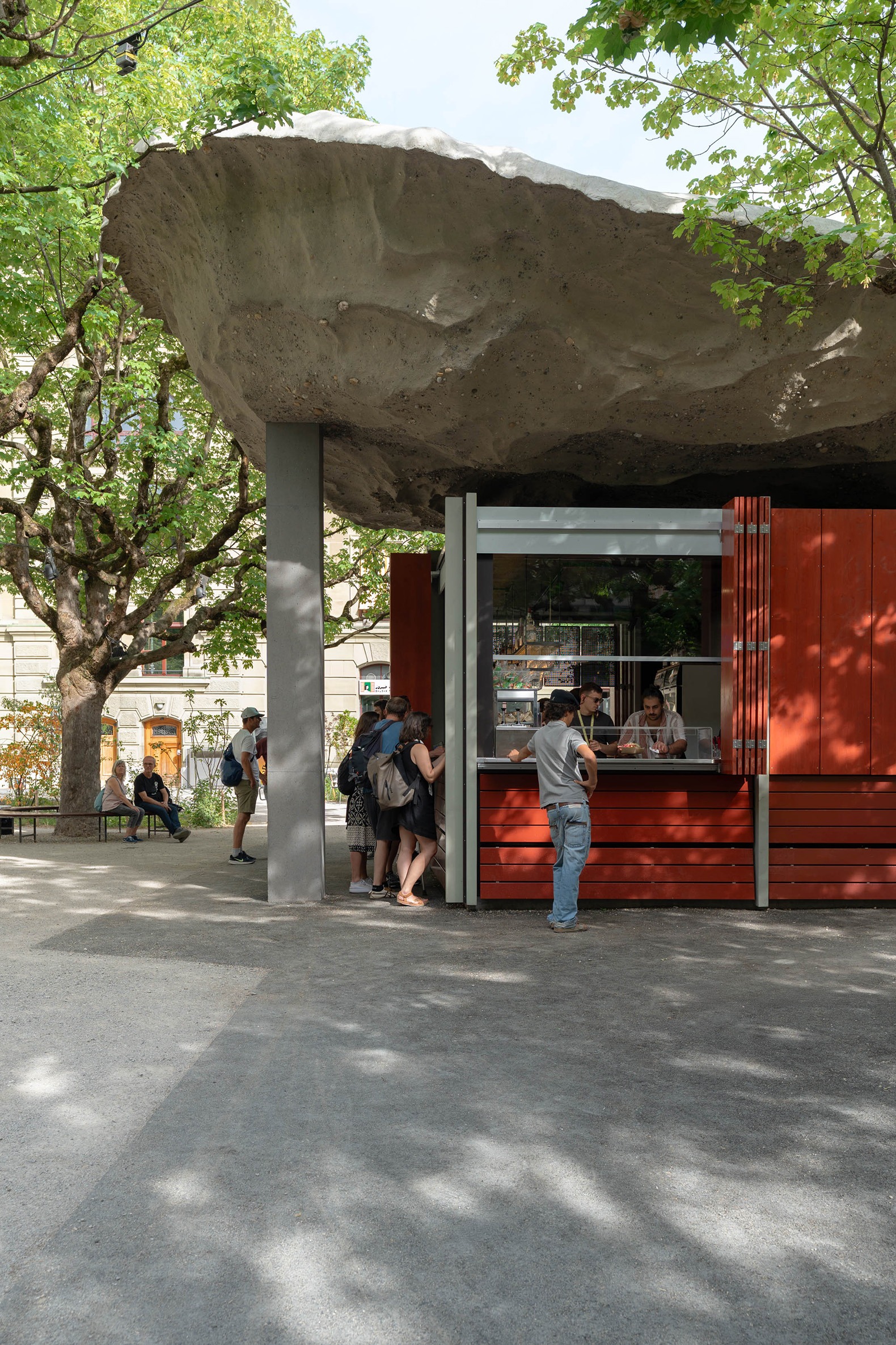 Reurbanización del patio del PROGR en Berna, Suiza, porSalewski Nater Kretz, Miriam Sturzenegger y bbz landscape architects. Fotografía por Daniela Valentini.