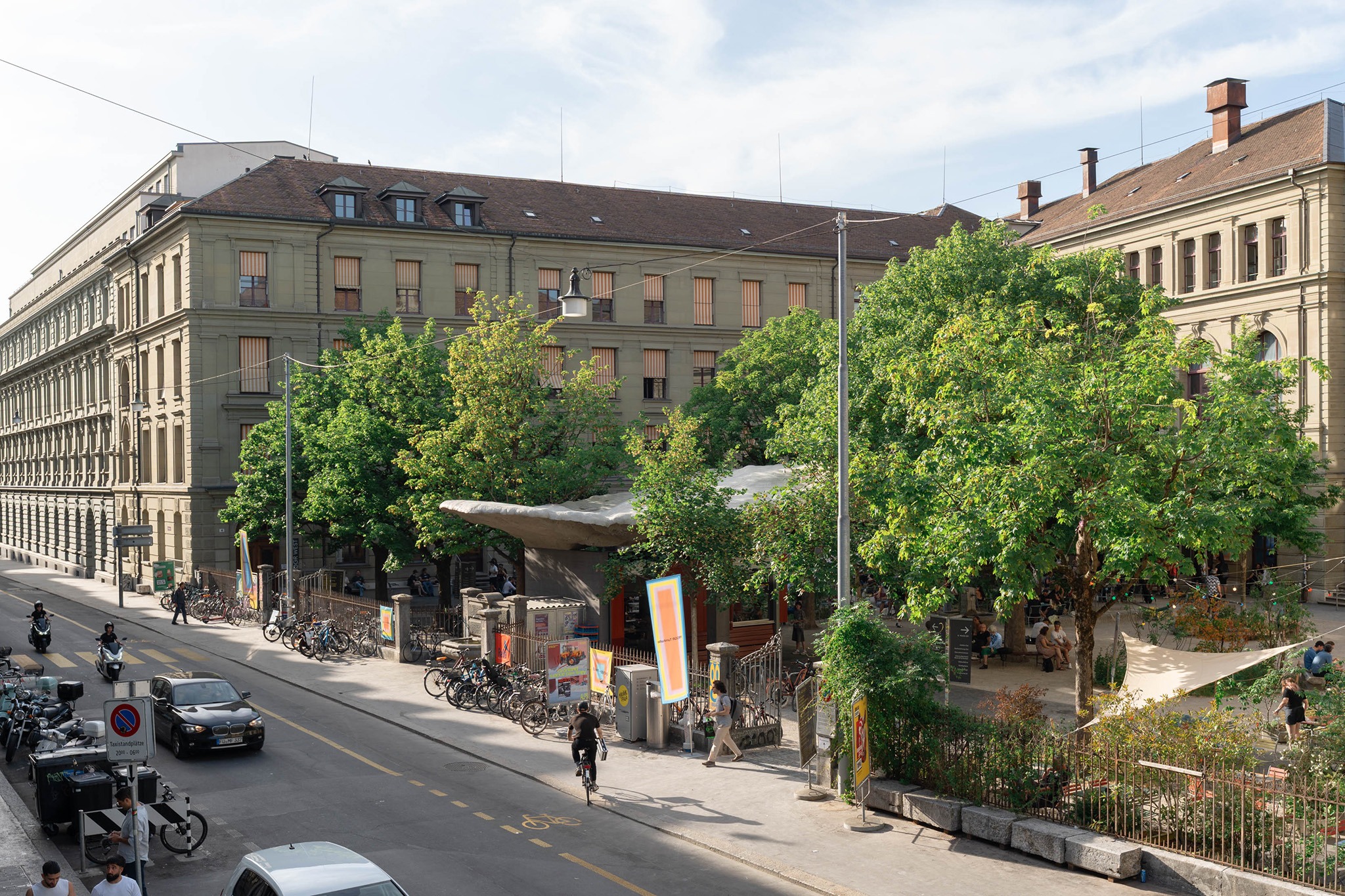 Reurbanización del patio del PROGR en Berna, Suiza, porSalewski Nater Kretz, Miriam Sturzenegger y bbz landscape architects. Fotografía por Daniela Valentini.