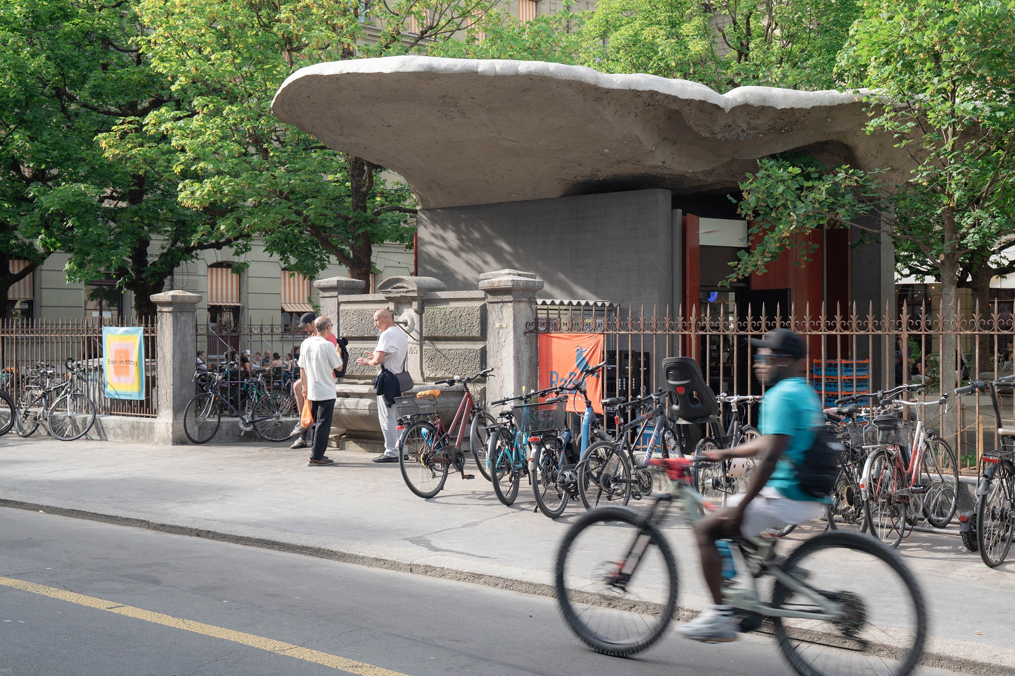 Reurbanización del patio del PROGR en Berna, Suiza, porSalewski Nater Kretz, Miriam Sturzenegger y bbz landscape architects. Fotografía por Daniela Valentini.
