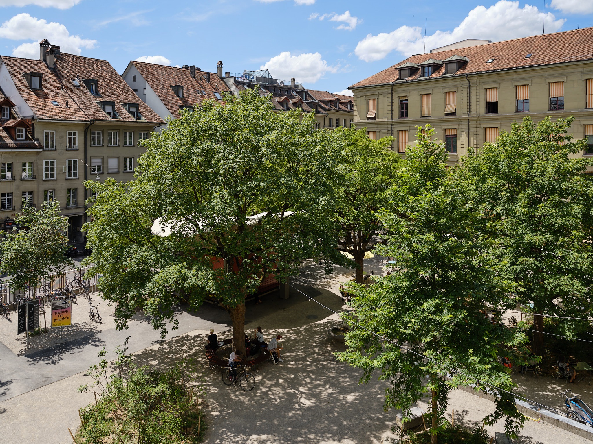 Reurbanización del patio del PROGR en Berna, Suiza, porSalewski Nater Kretz, Miriam Sturzenegger y bbz landscape architects. Fotografía por David Aebi.