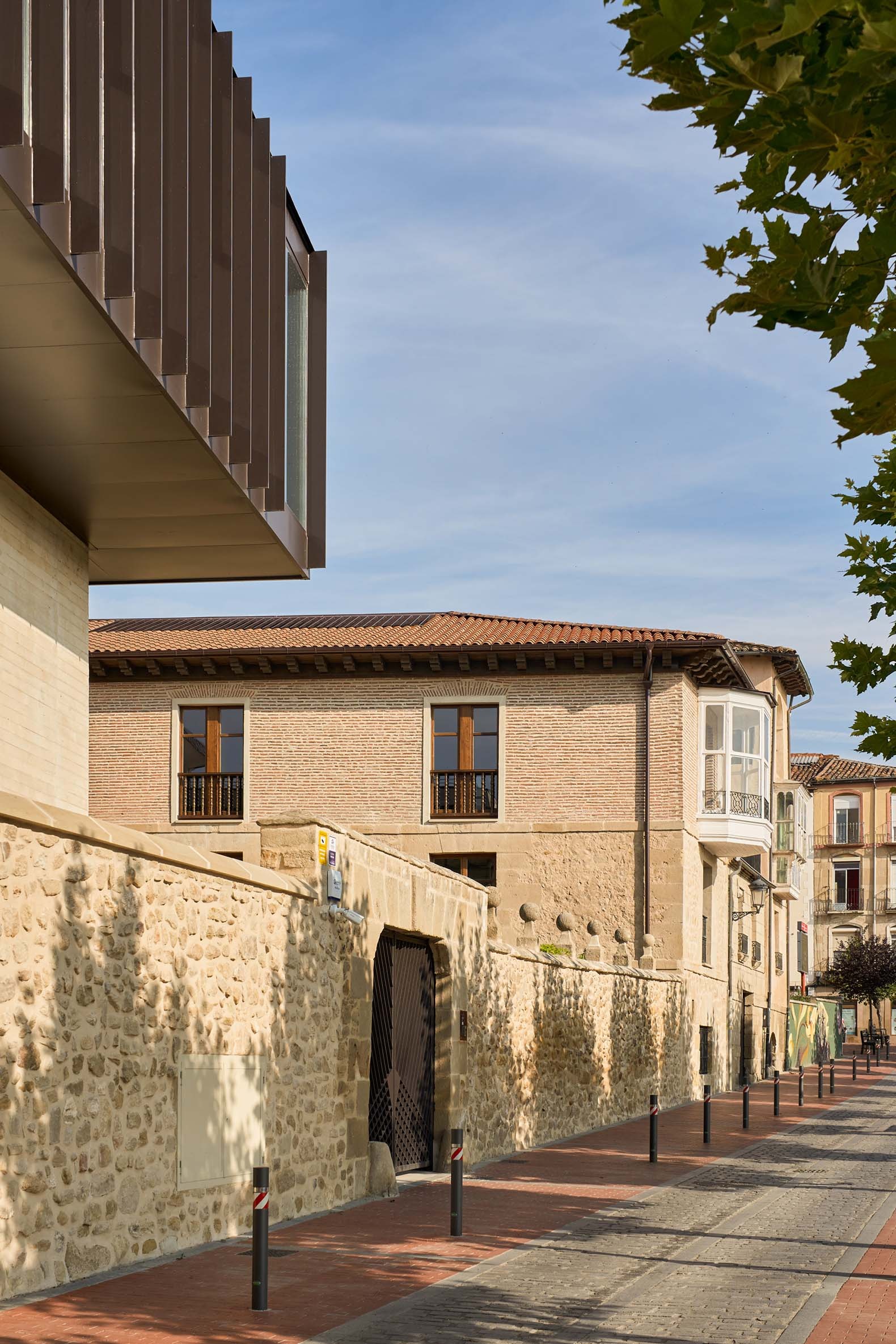 Rehabilitation and Expansion of the "Las Cadenas House" by Escribano Arrieta Studio. Photograph by Javier Bravo.