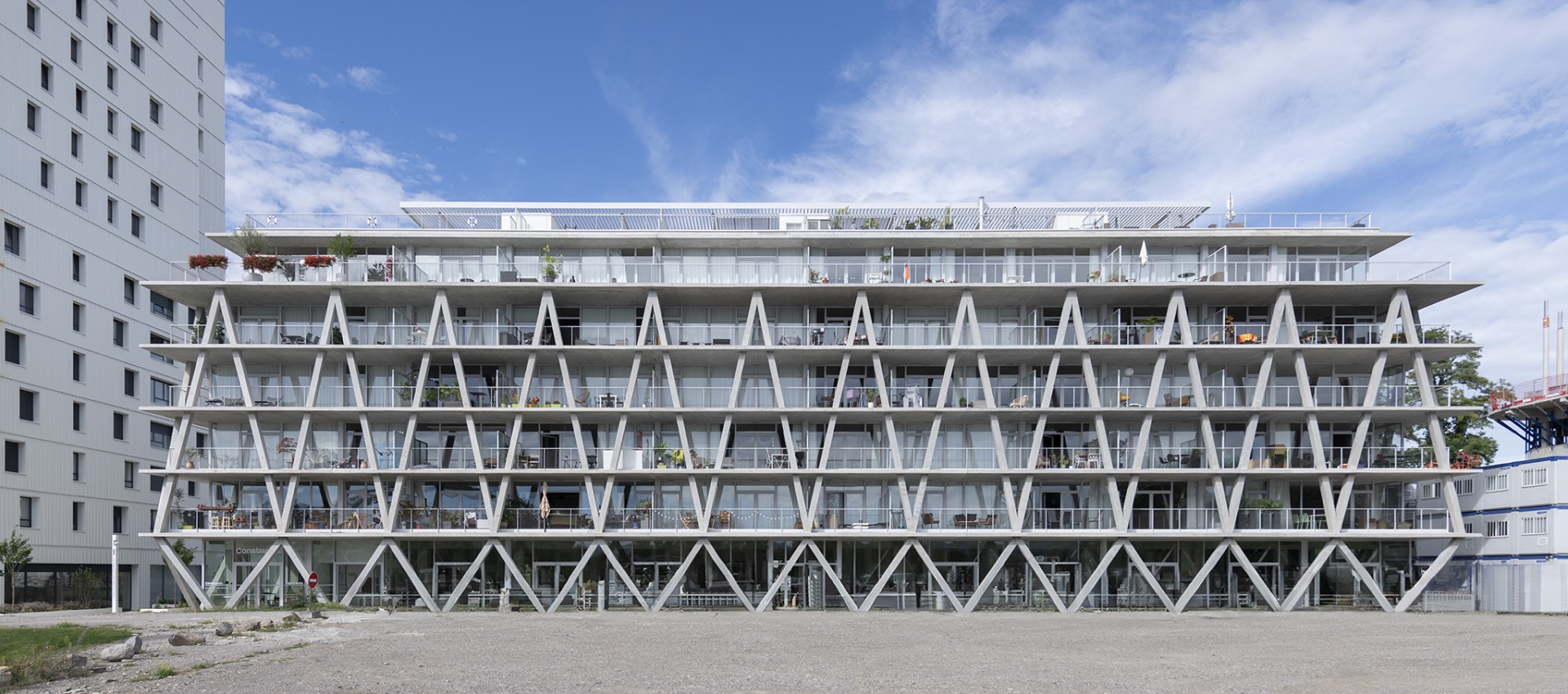 Cross-border meeting around the Rhine. Link Building by Triptyque