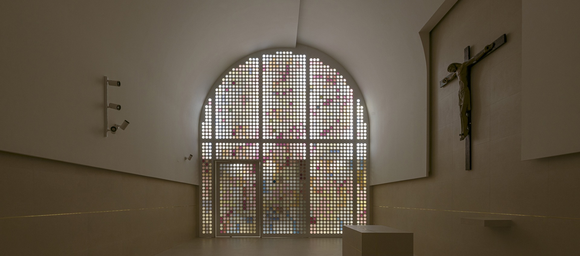 Discrete transformation. Sagrado Corazón Chapel by JAO